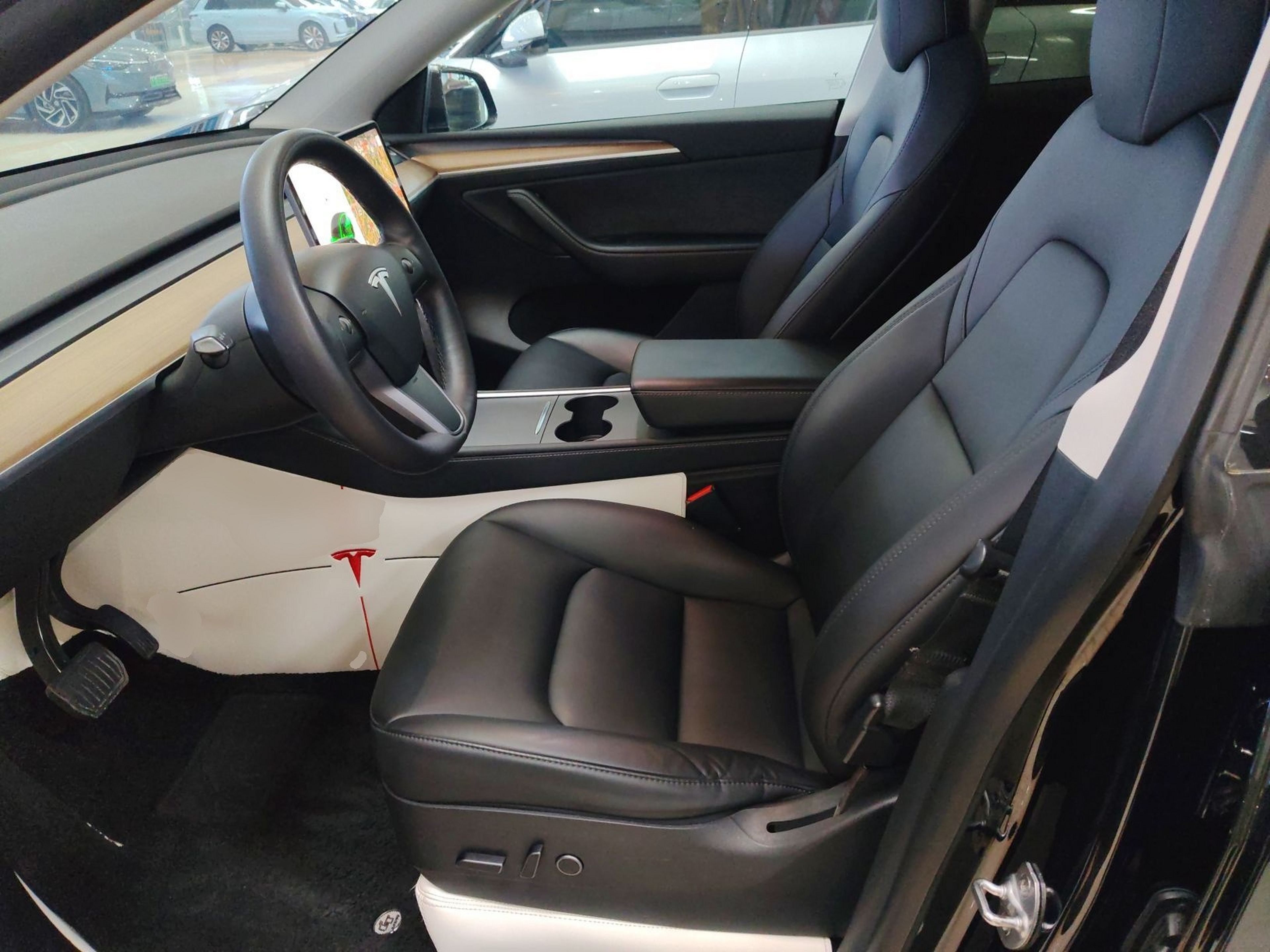 المقاعد الأمامية داخل السيارة