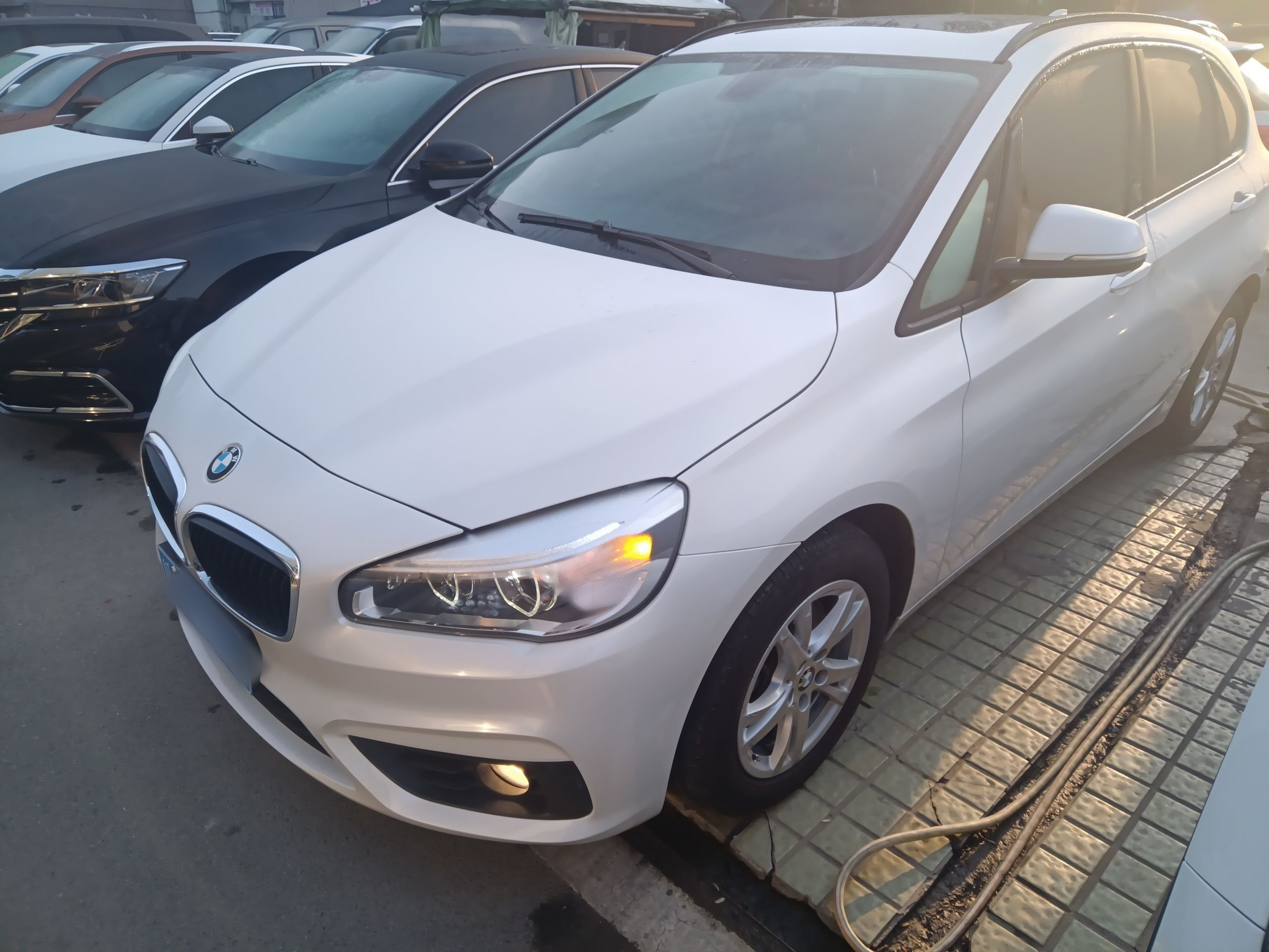 Под передней частью автомобиля