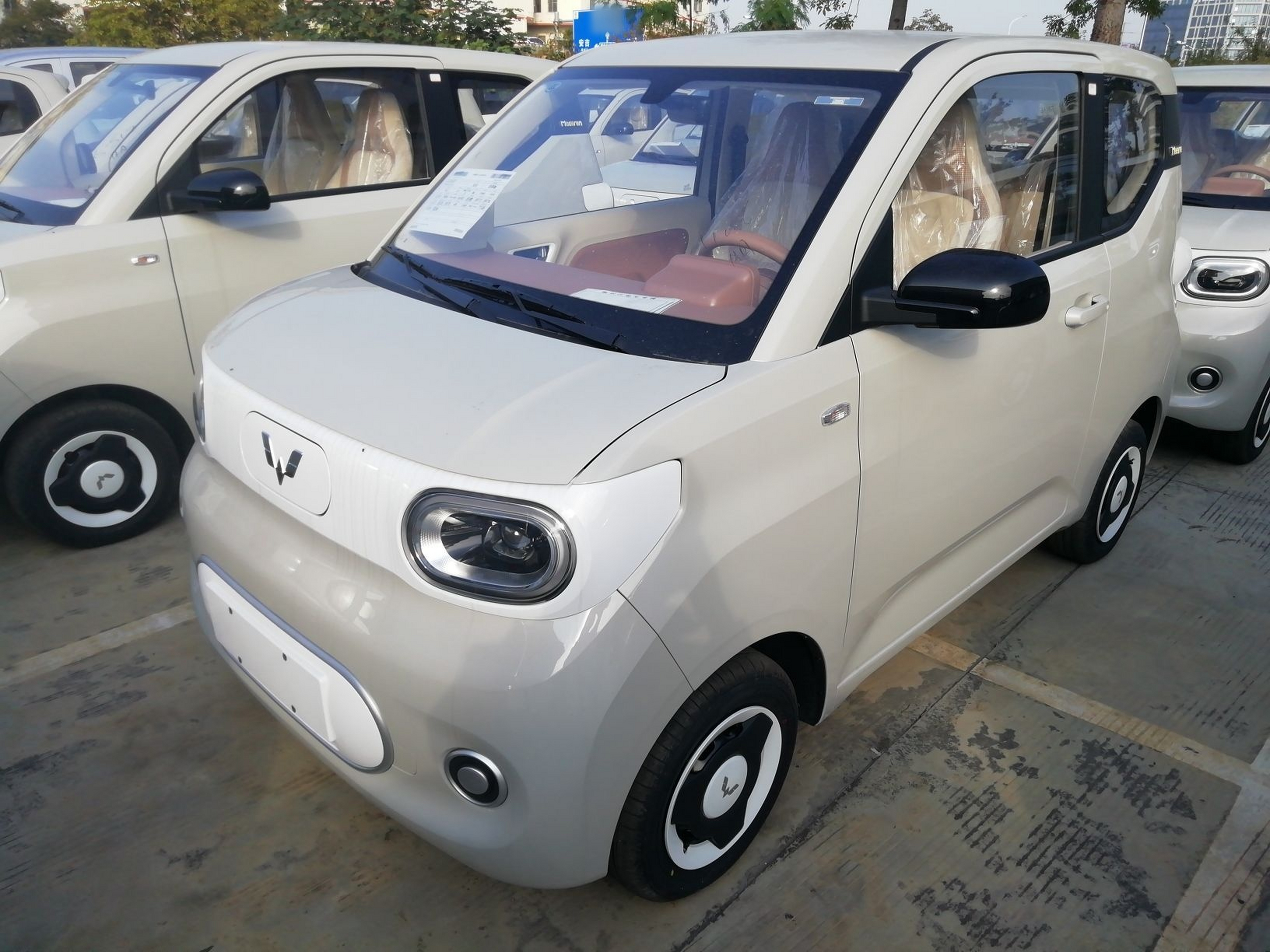 Под передней частью автомобиля