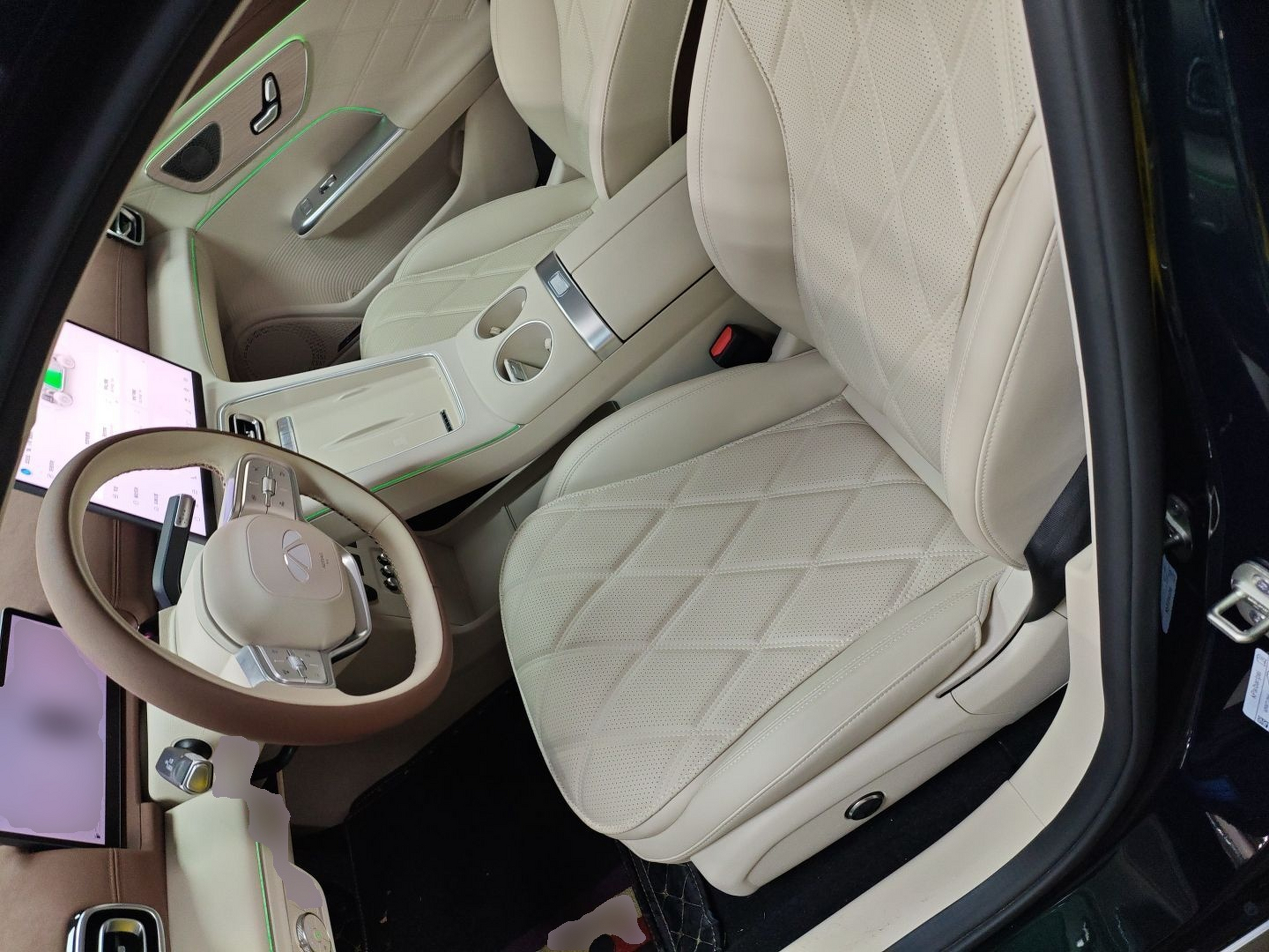 المقاعد الأمامية داخل السيارة