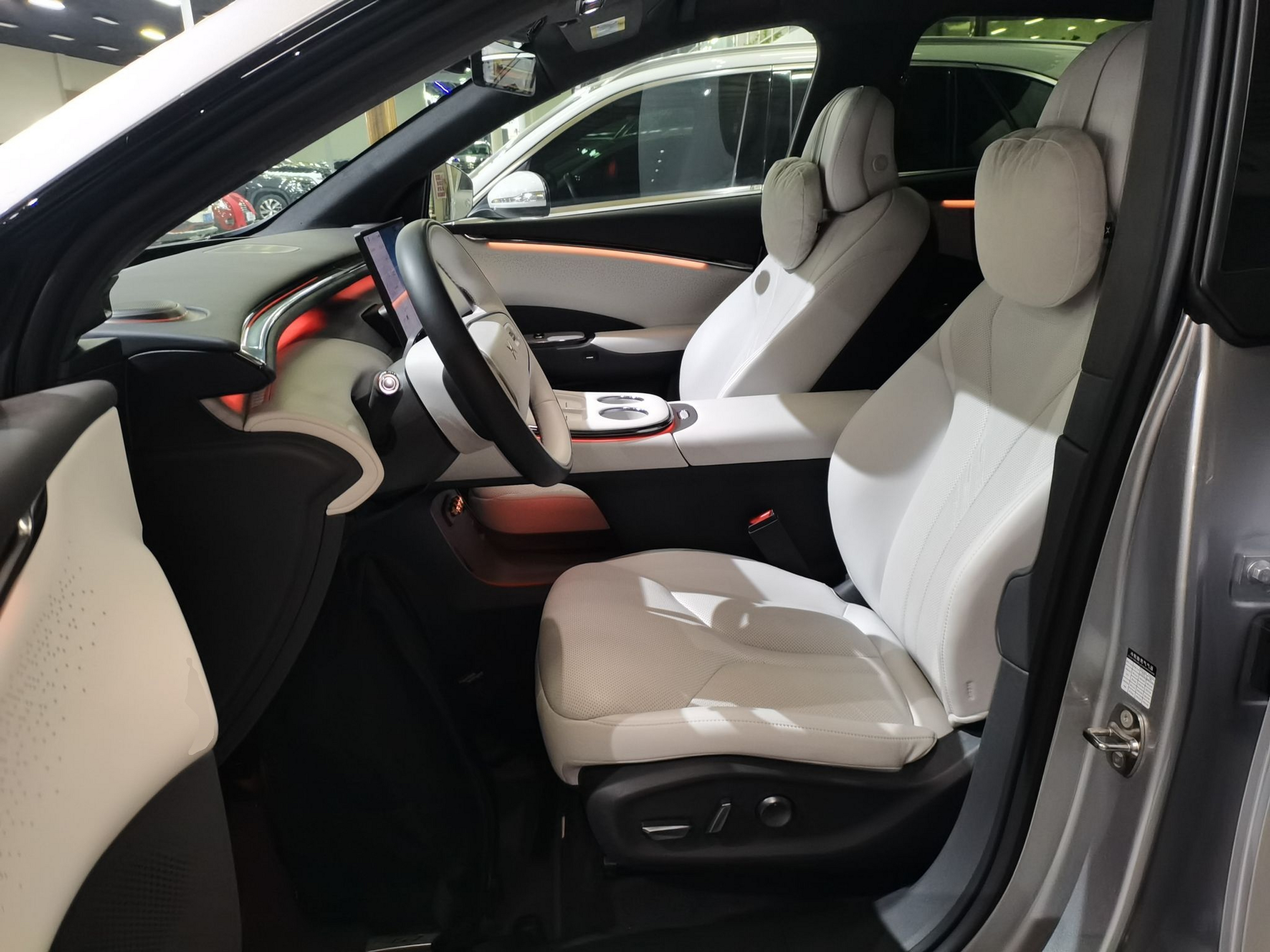 المقاعد الأمامية داخل السيارة