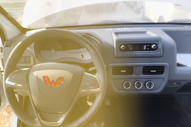 Used Wuling Yangguang 2024 300KM Comfort Version Passenger Van 75kW
