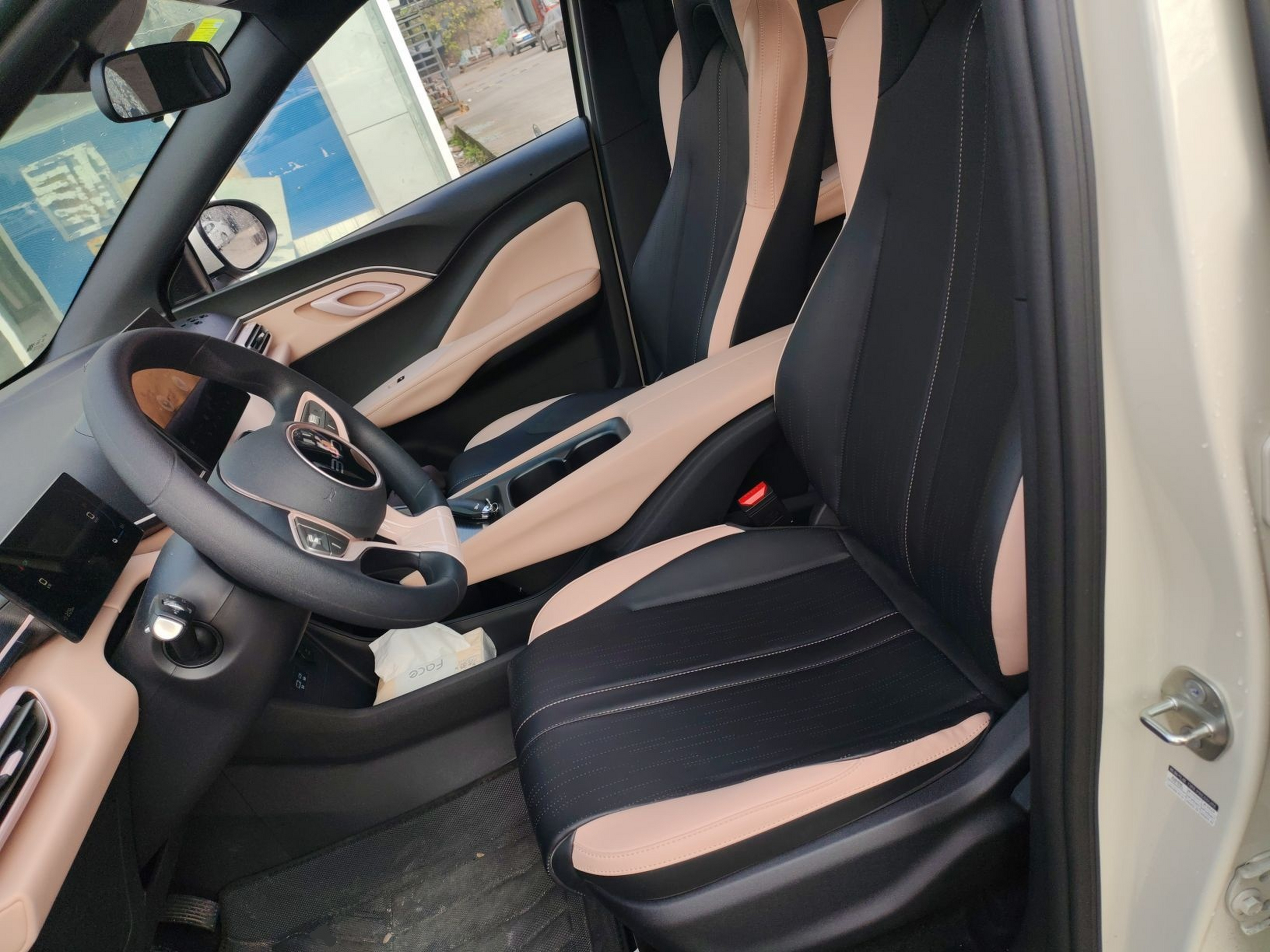 المقاعد الأمامية داخل السيارة