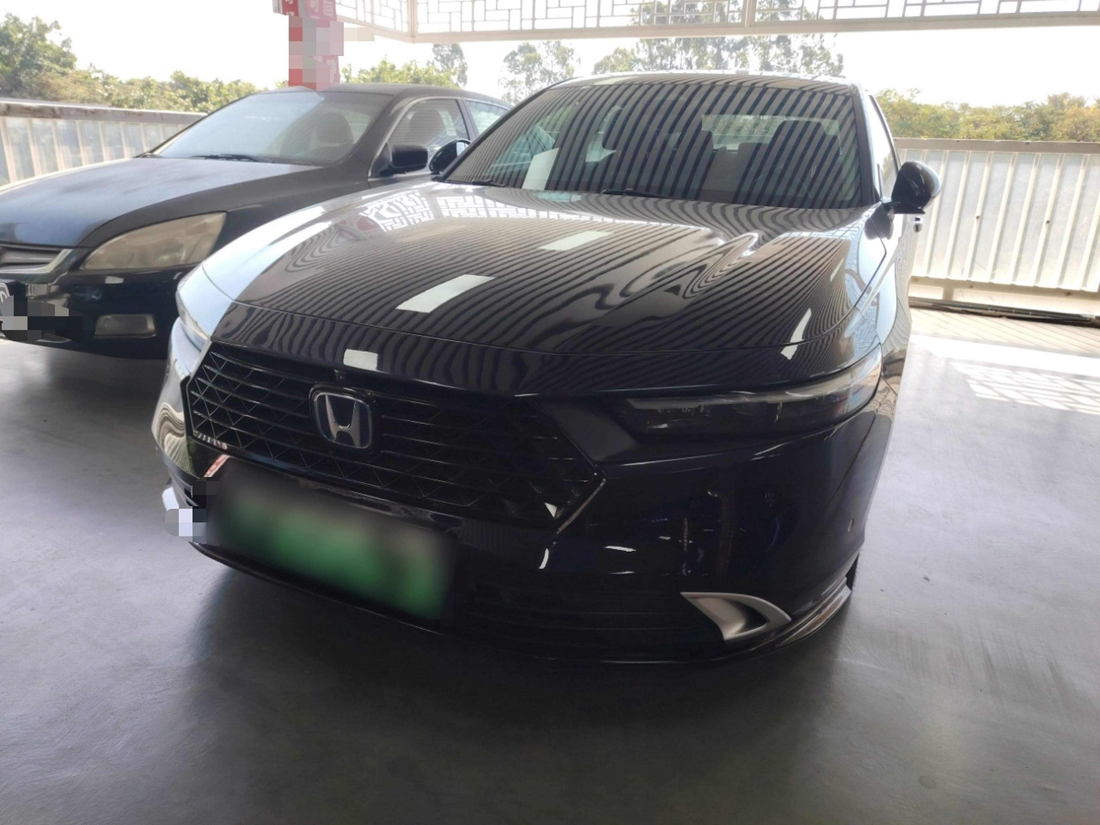 تحت مقدمة السيارة