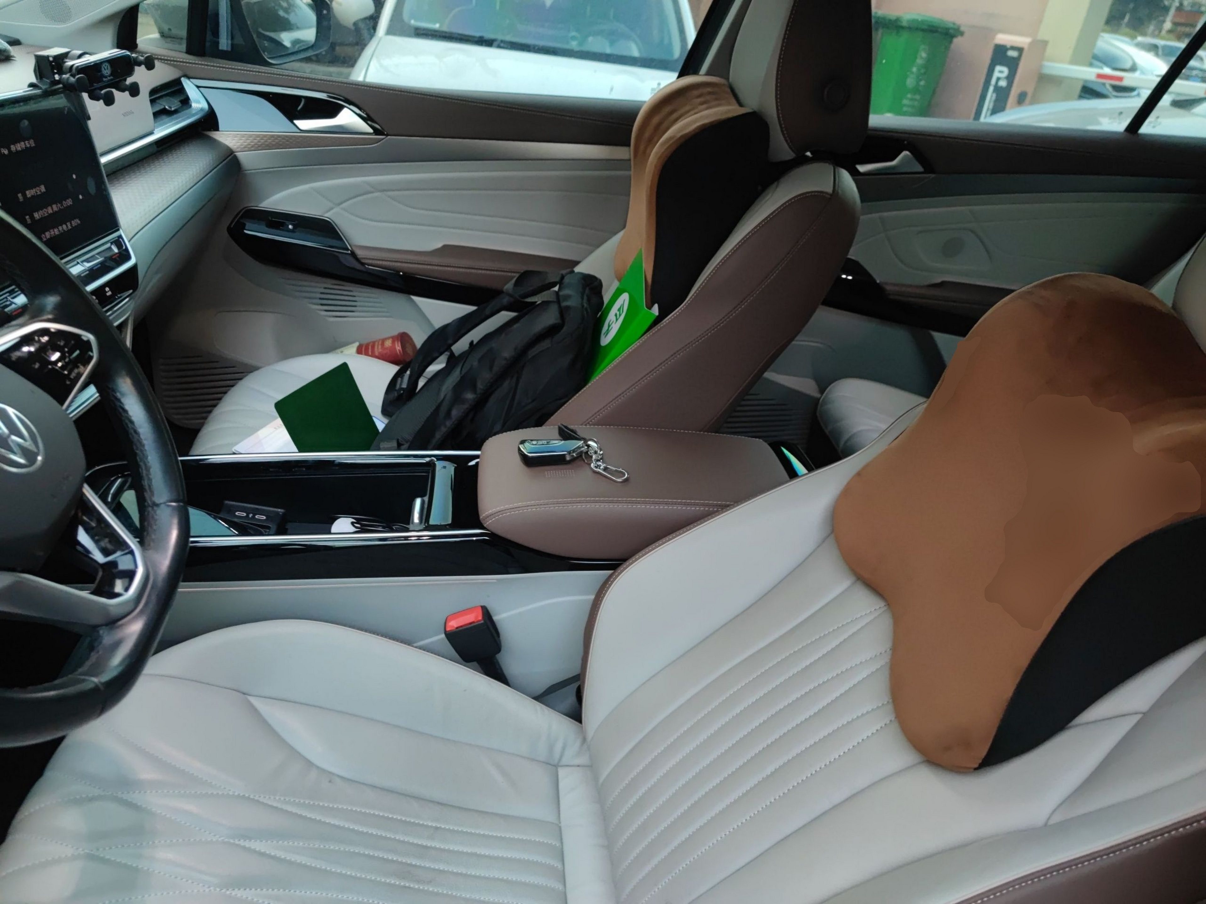 المقاعد الأمامية داخل السيارة