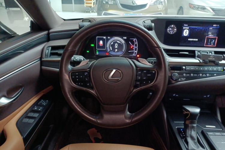 Used Lexus ES 2020 300h Premier Edition
