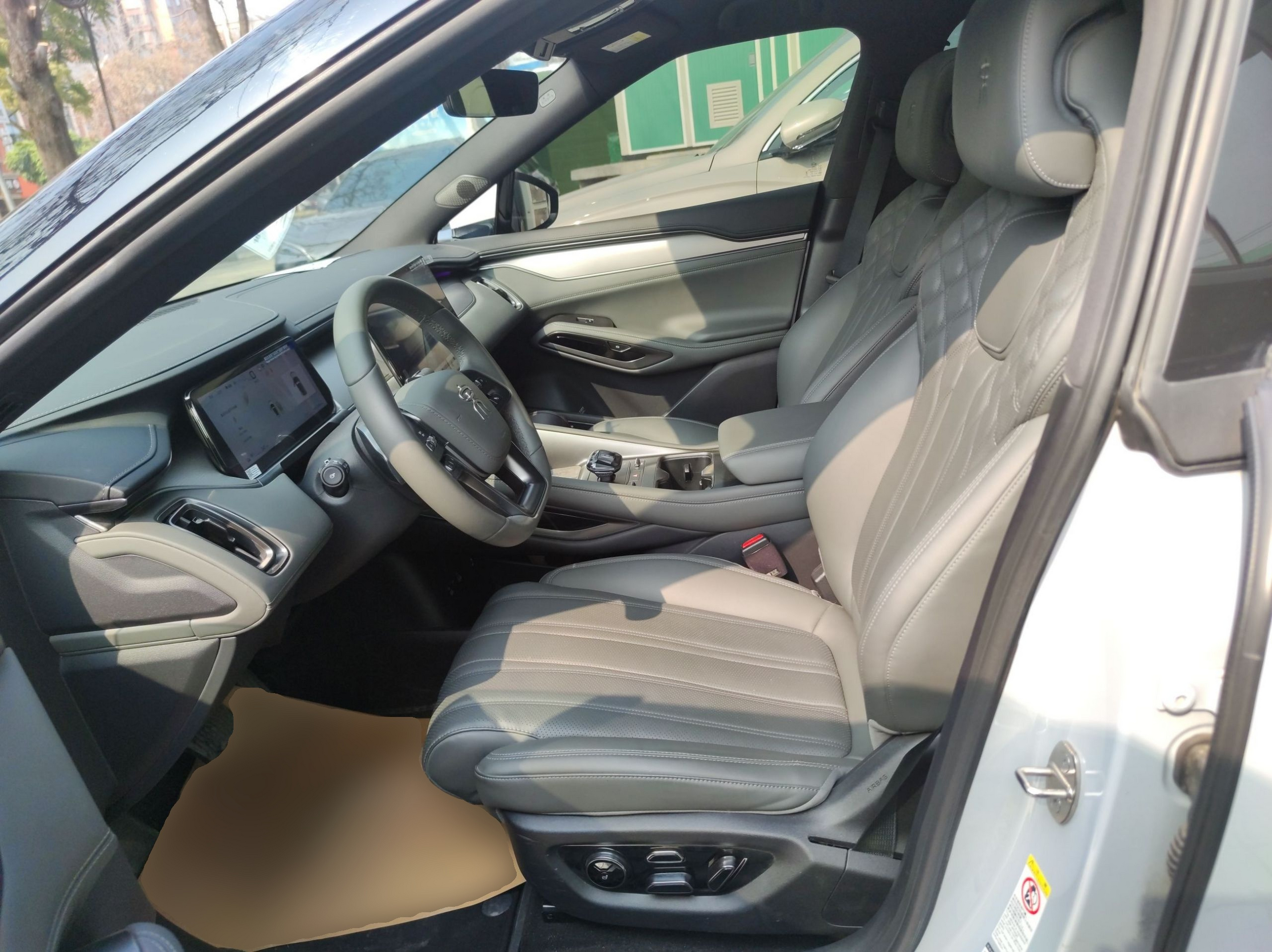 Переднее сиденье в автомобиле