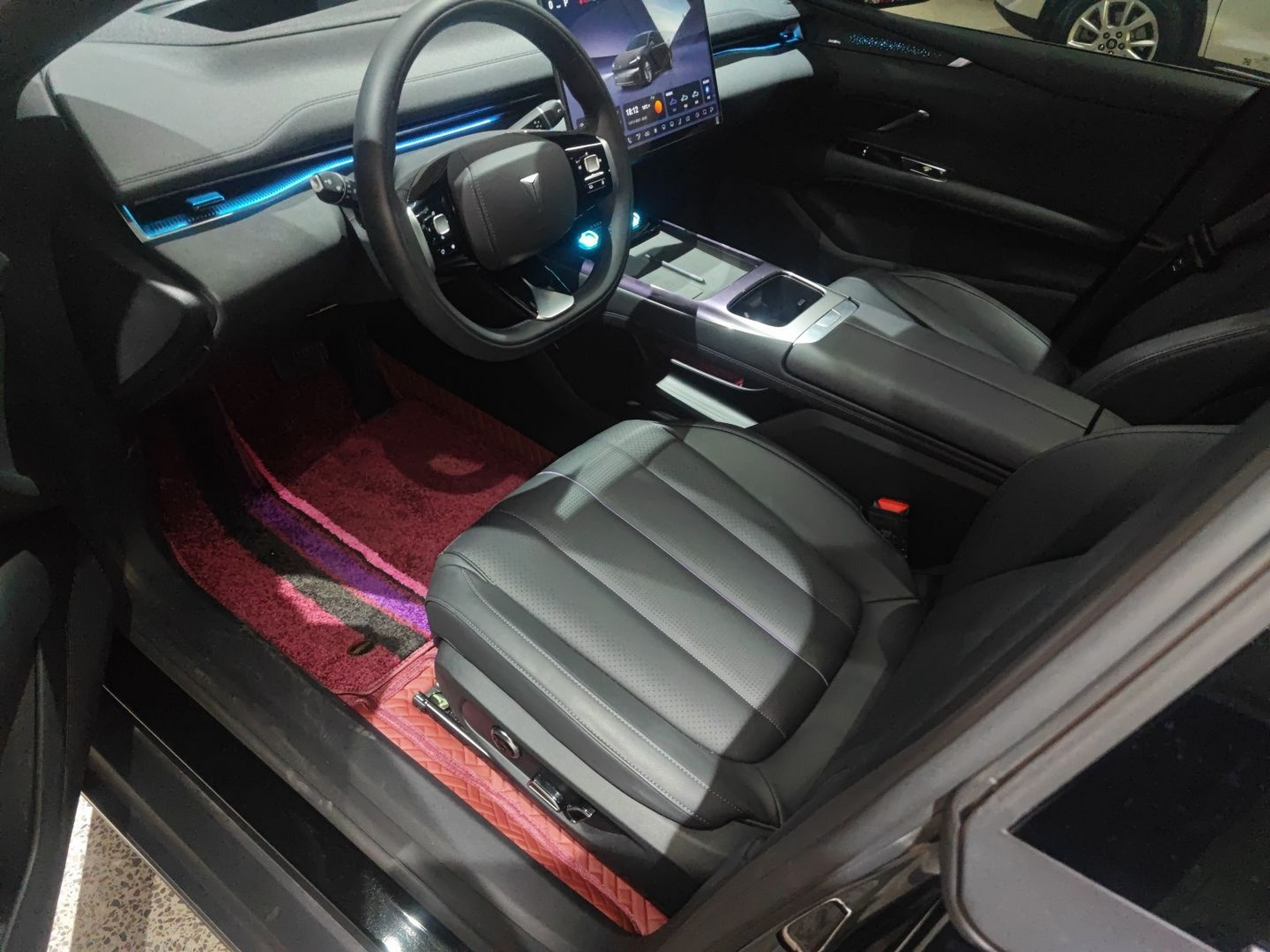 Переднее сиденье в автомобиле