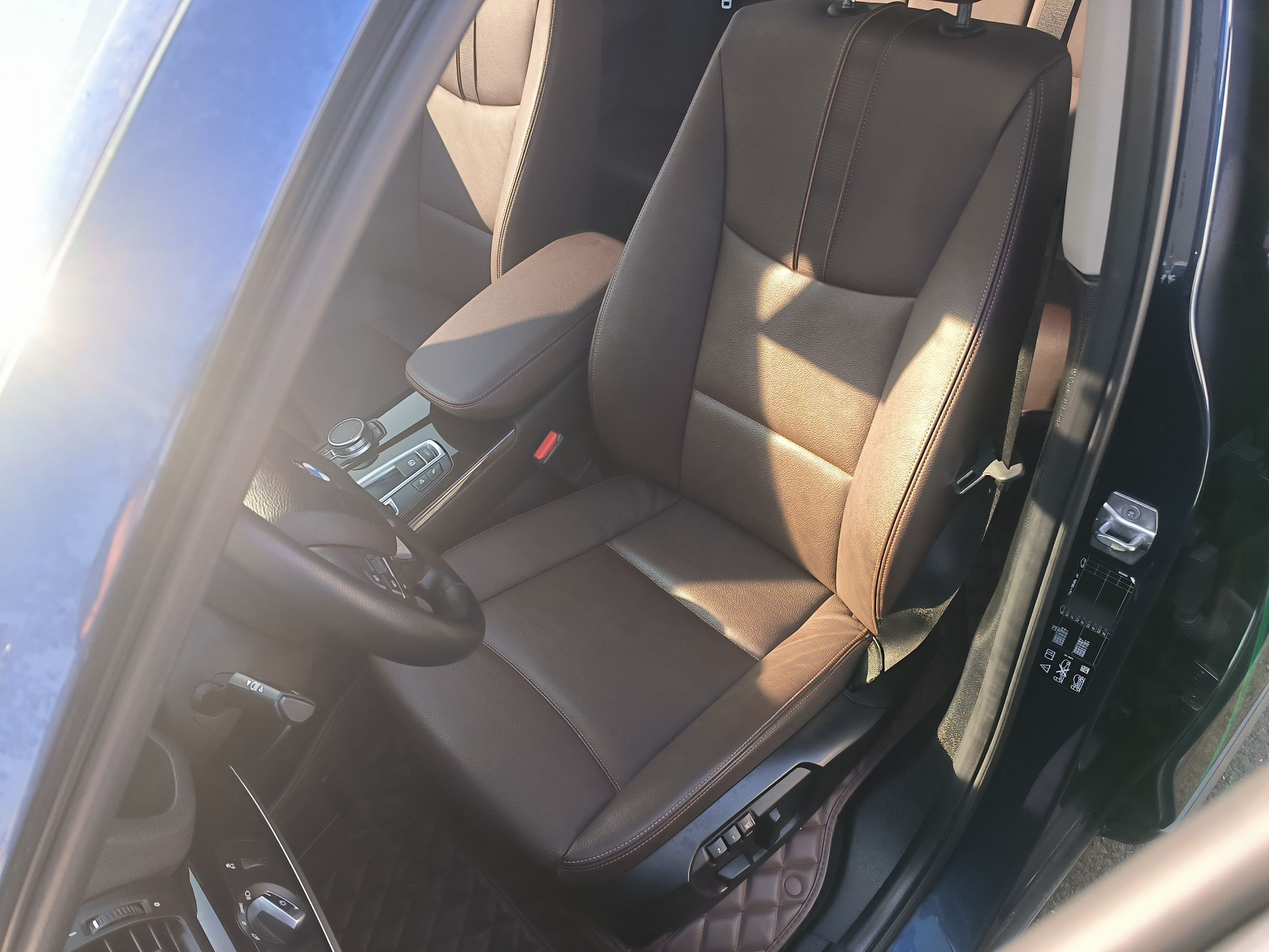 المقاعد الأمامية داخل السيارة