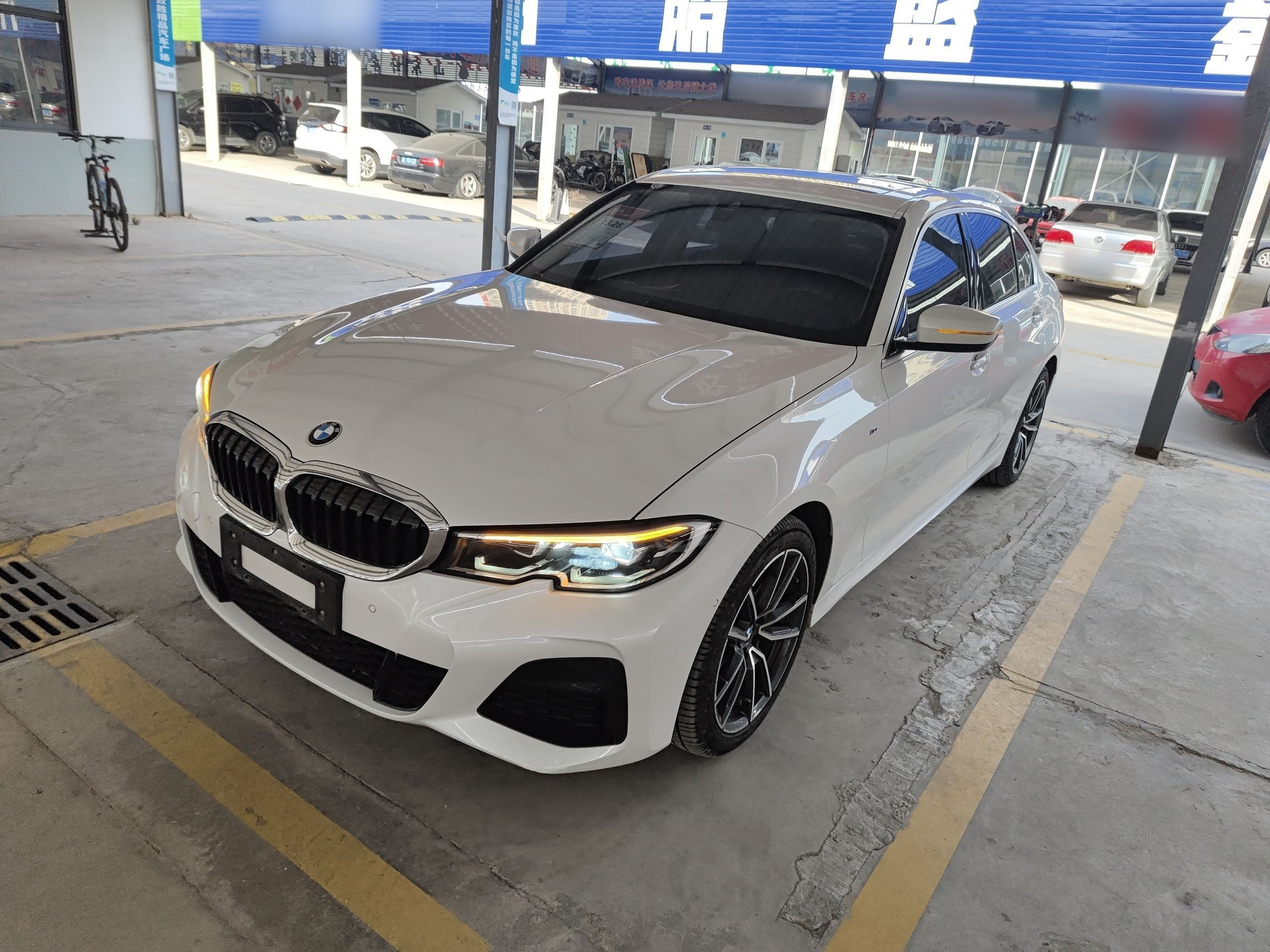 Под передней частью автомобиля