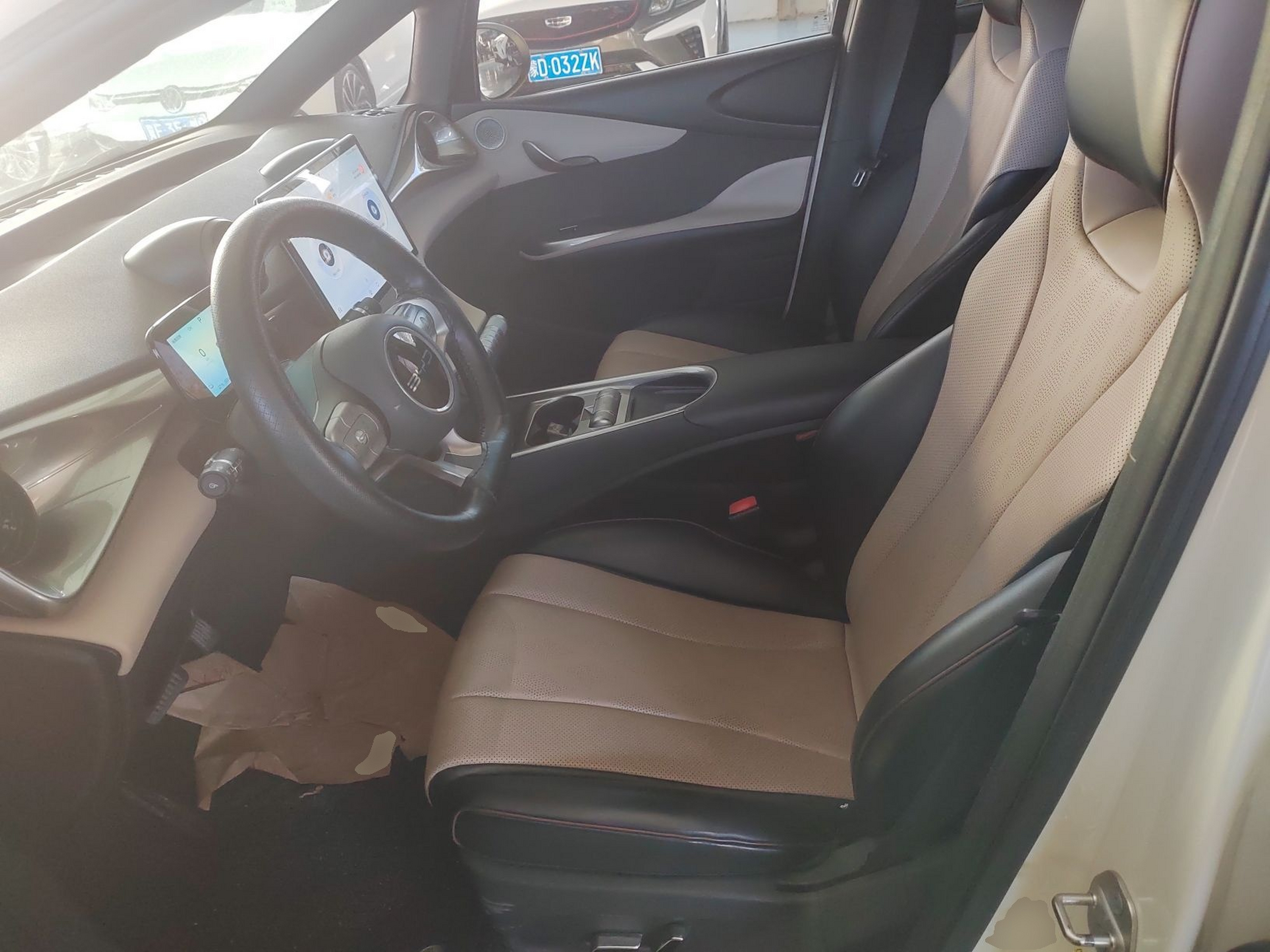 المقاعد الأمامية داخل السيارة