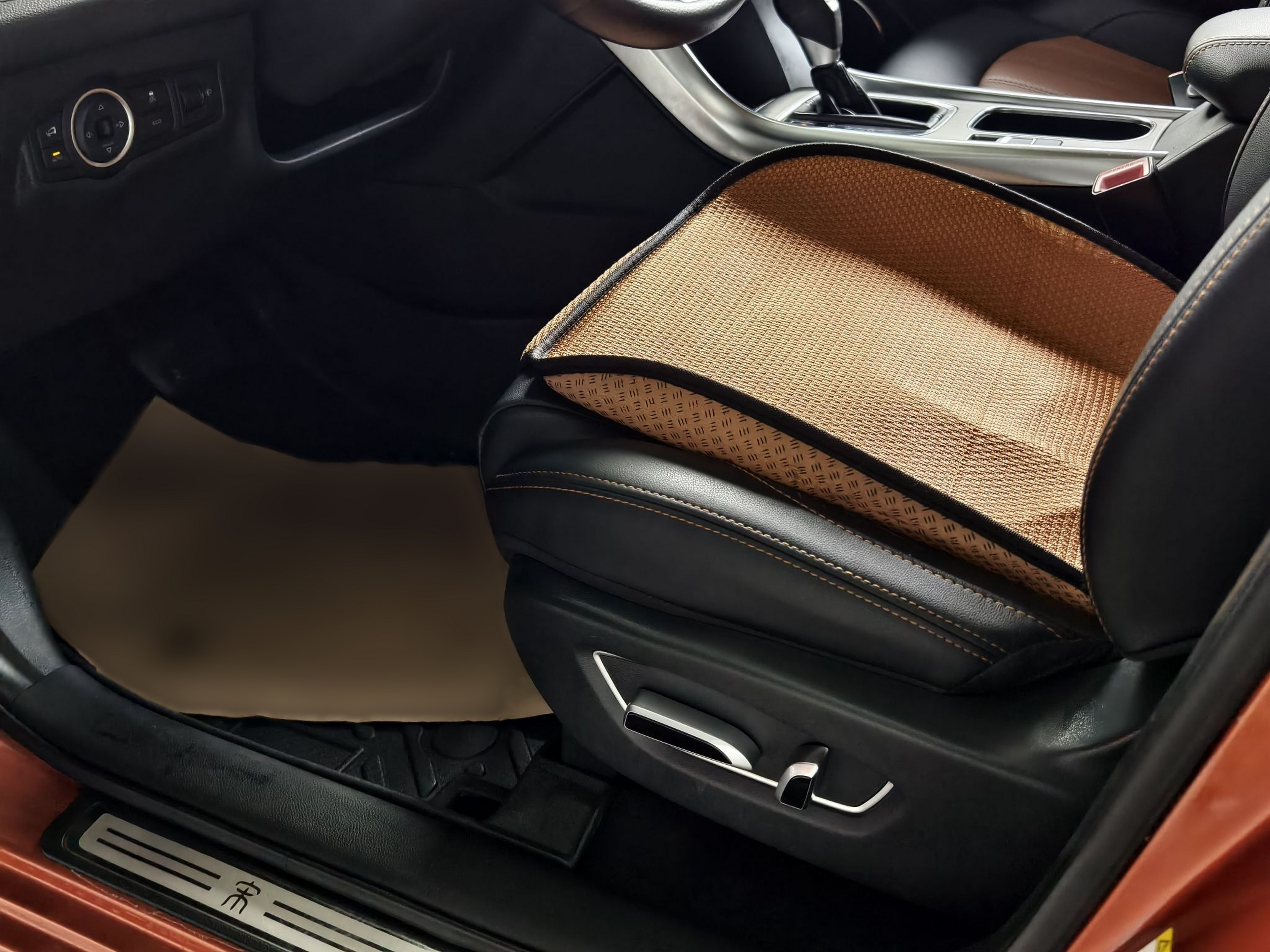 المقاعد الأمامية داخل السيارة