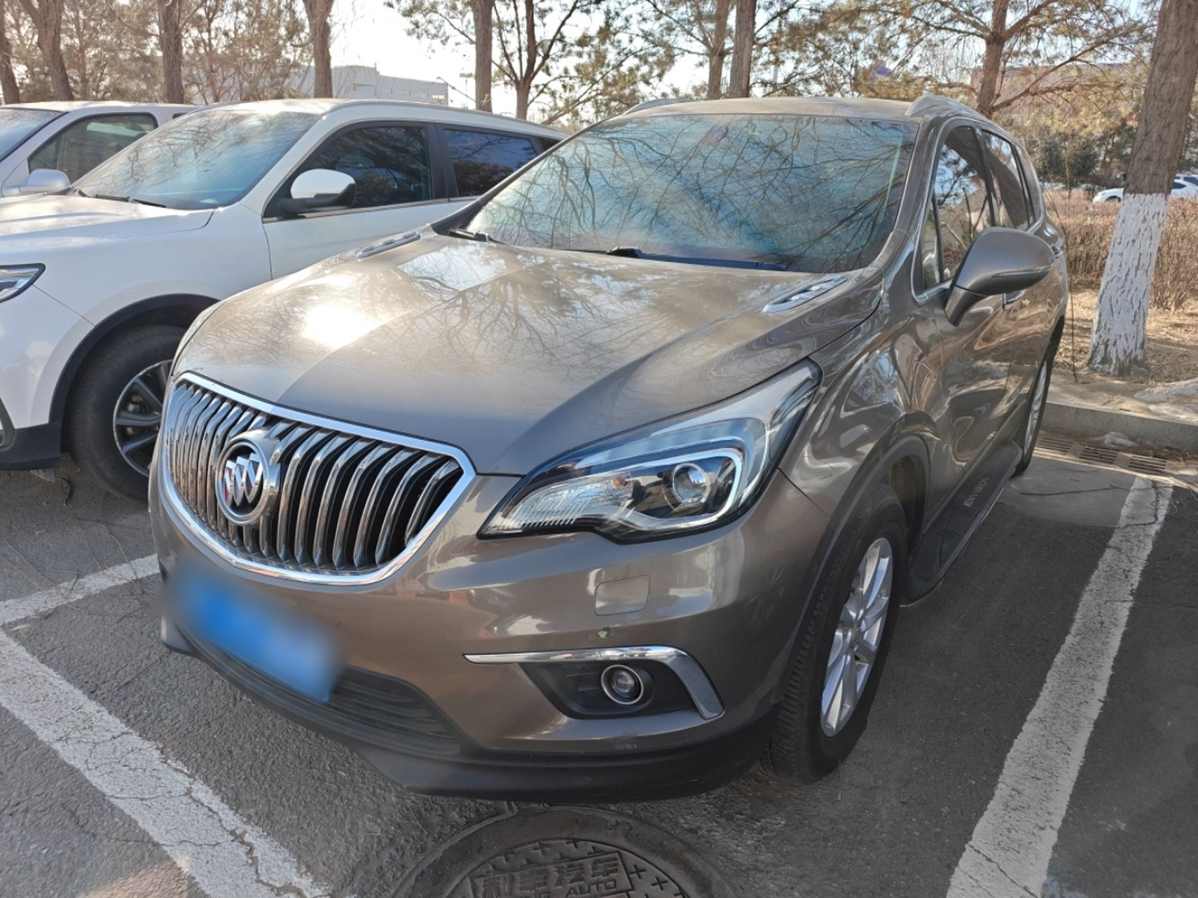 Под передней частью автомобиля