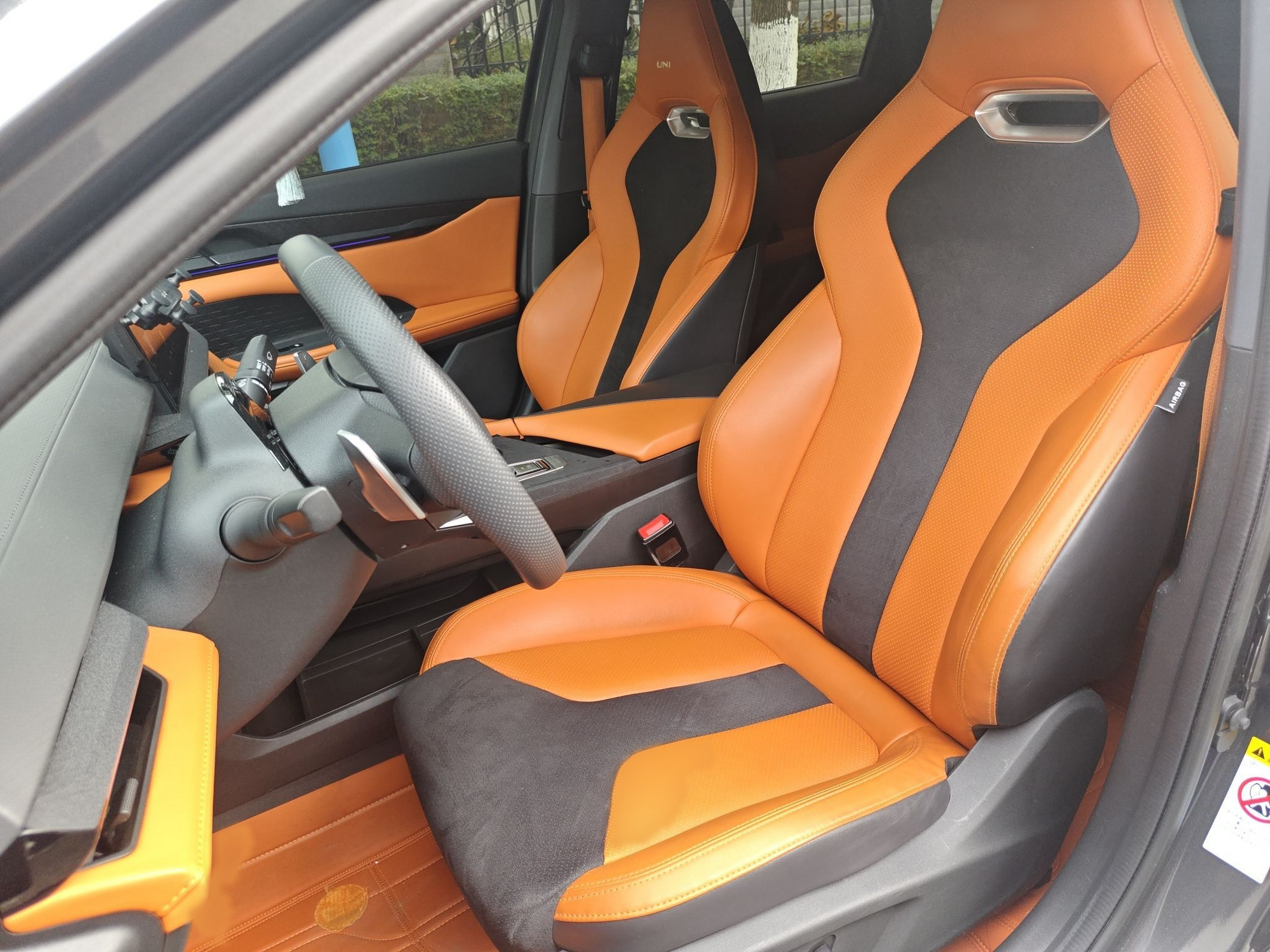 المقاعد الأمامية داخل السيارة