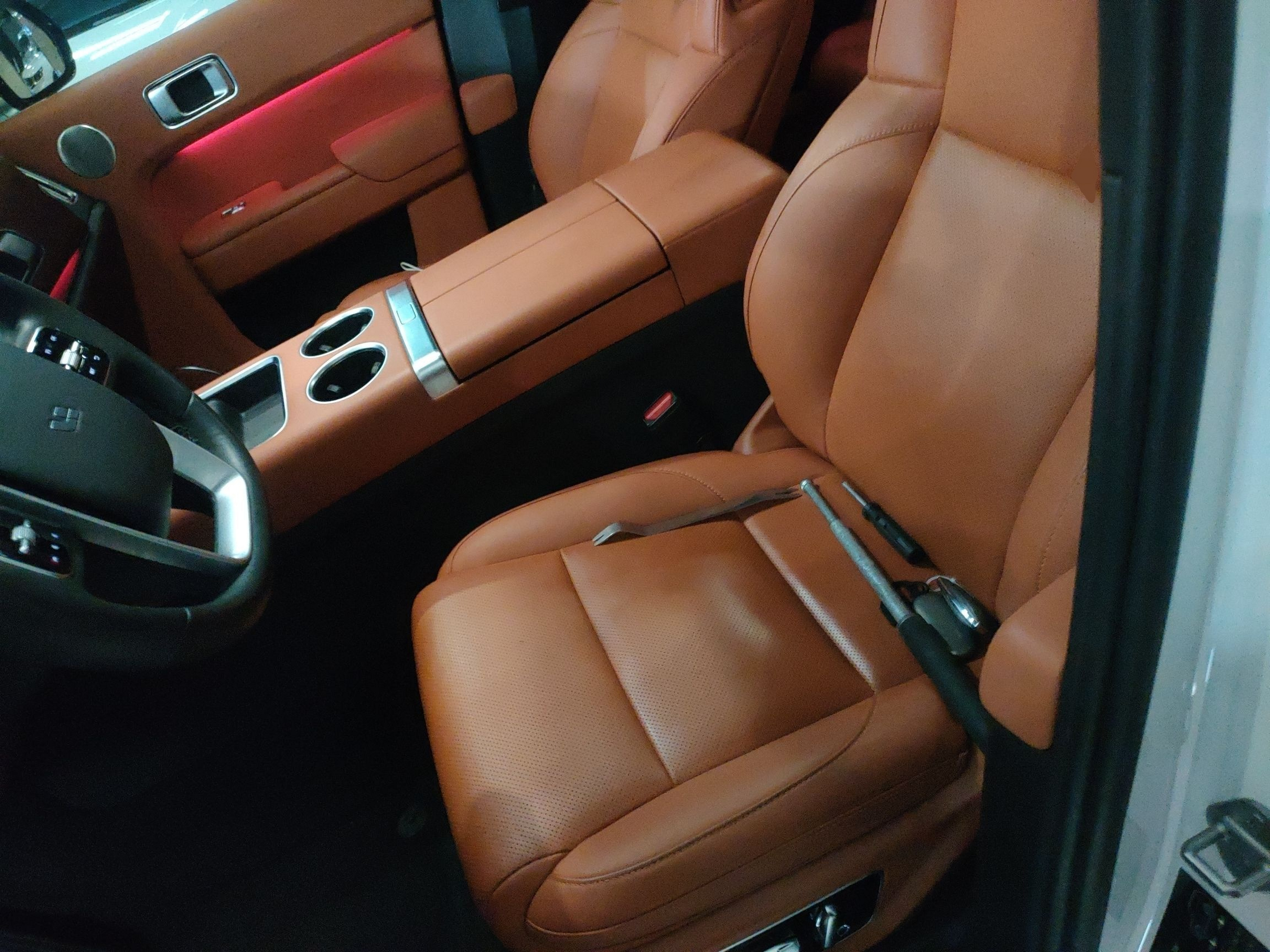 المقاعد الأمامية داخل السيارة