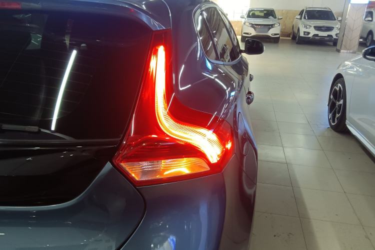 Used Volvo V40 2014 2.0T Zhiyi Version
