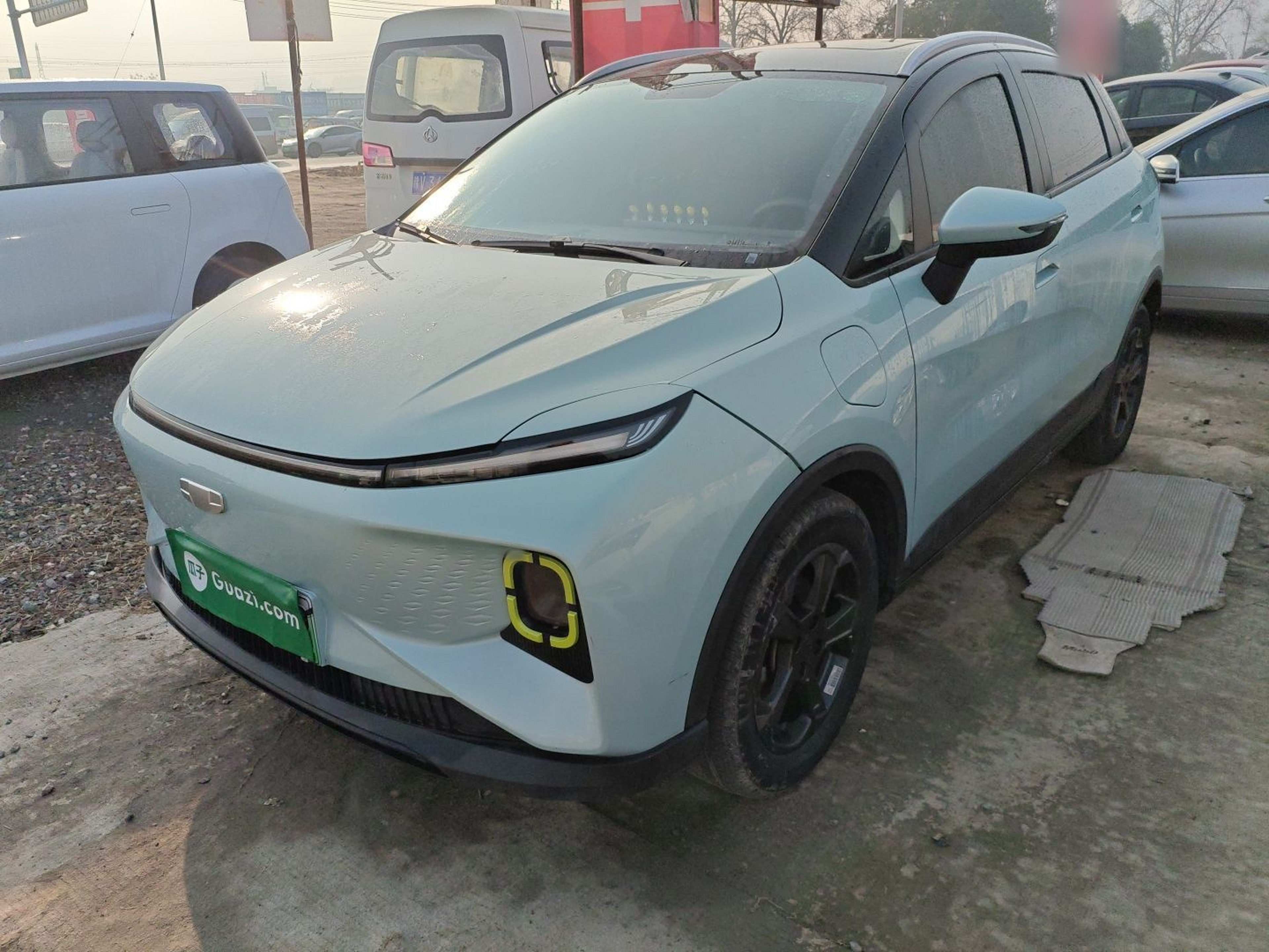 تحت مقدمة السيارة