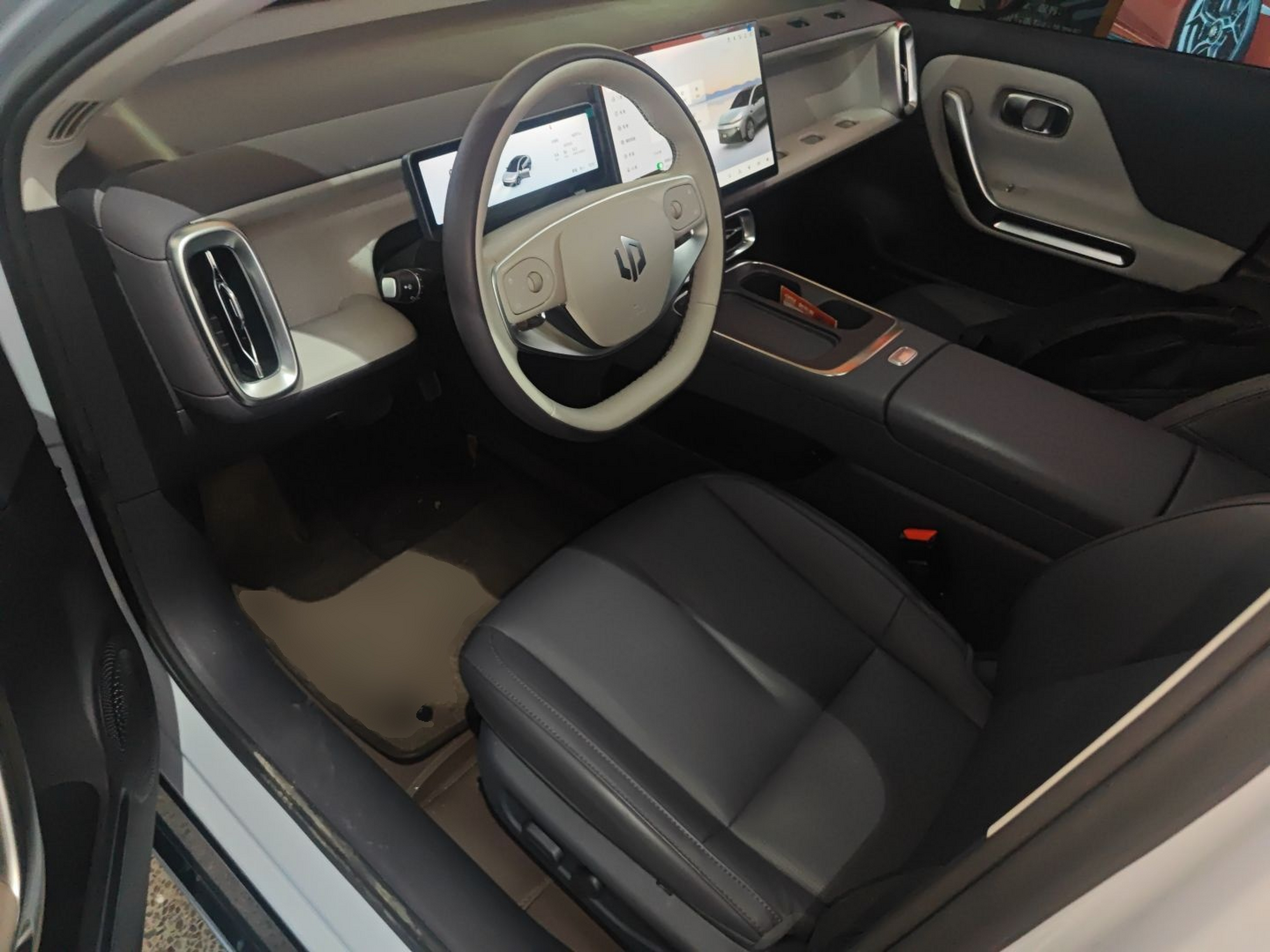 المقاعد الأمامية داخل السيارة