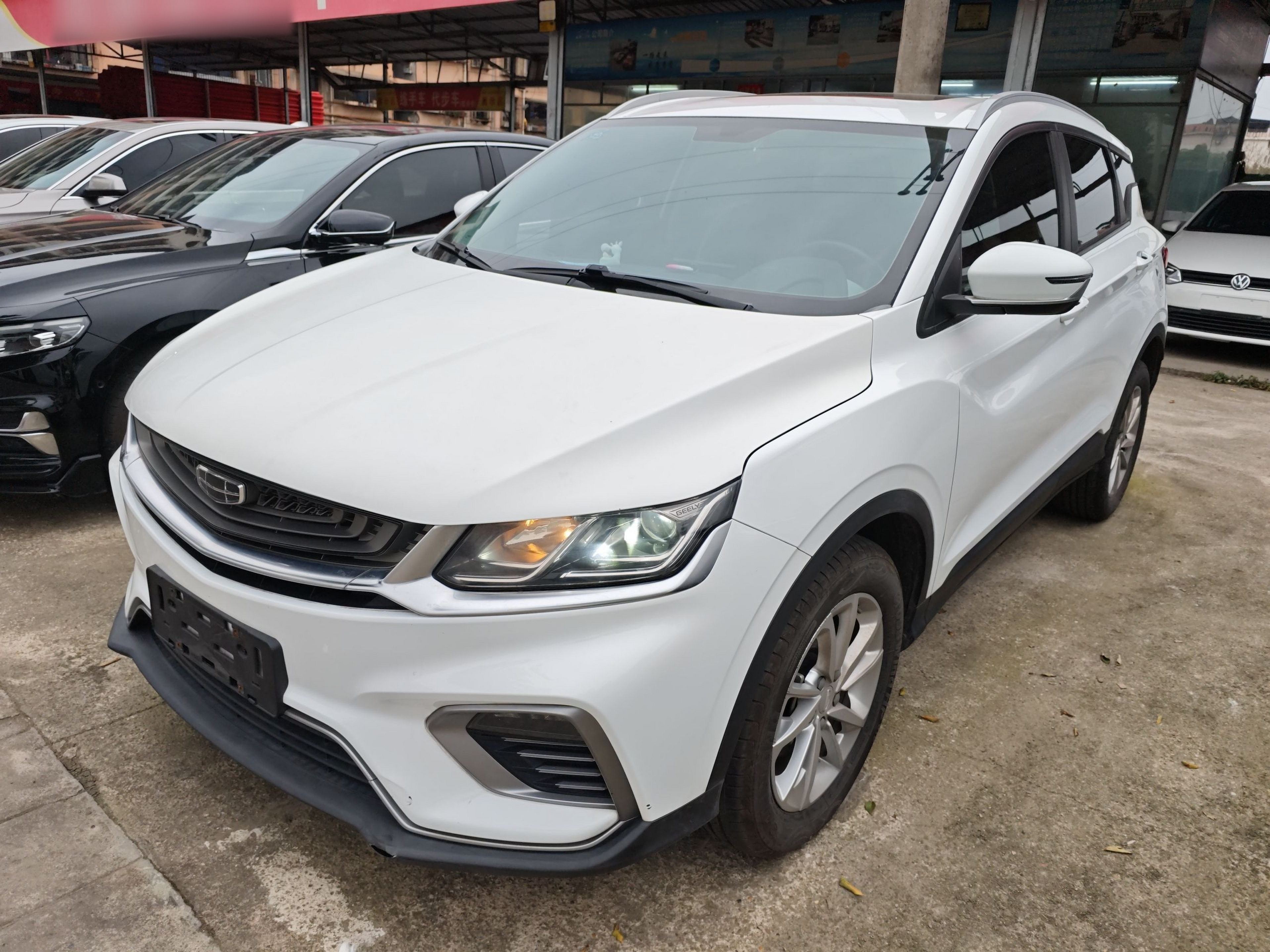 تحت مقدمة السيارة