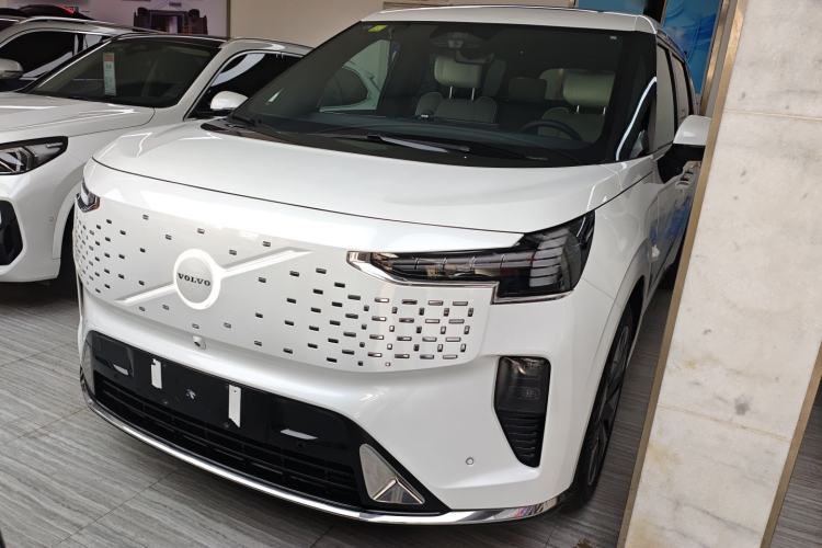 Used Volvo EM90 2025 Ultra Six-Seater