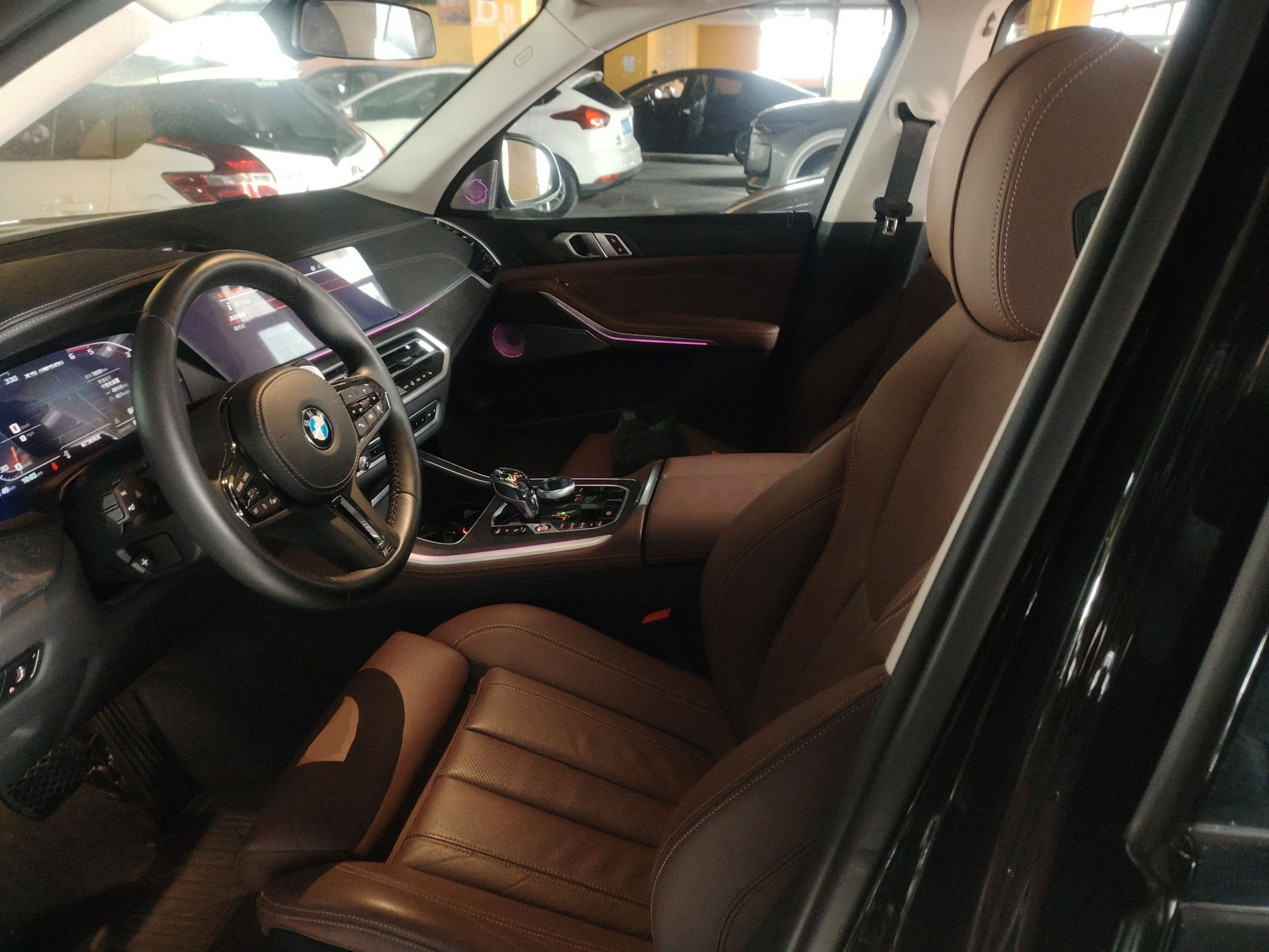 المقاعد الأمامية داخل السيارة