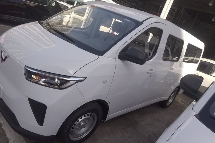 Used Wuling Yangguang 2024 300KM Comfort Version Passenger Van 75kW
