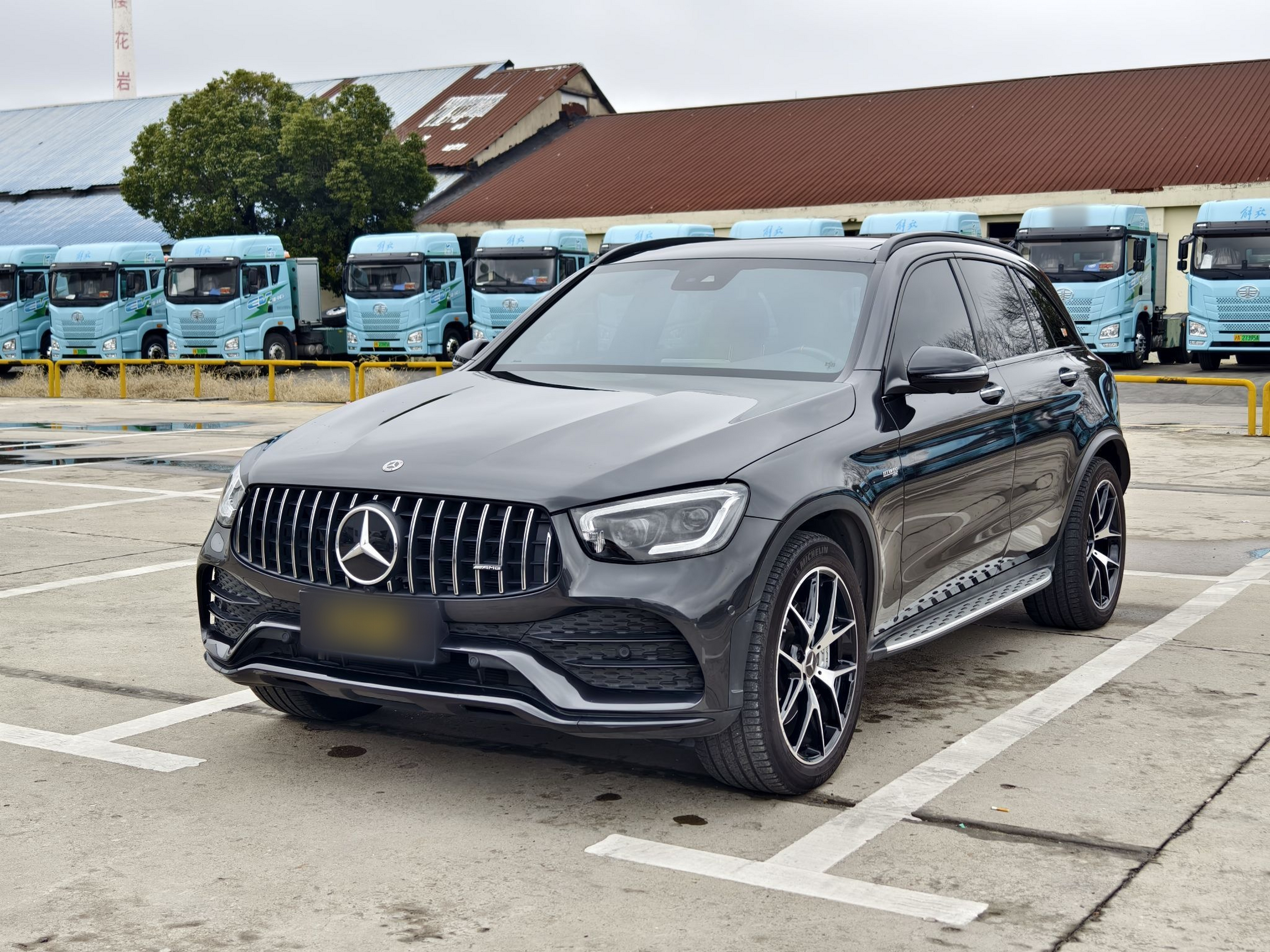 Под передней частью автомобиля