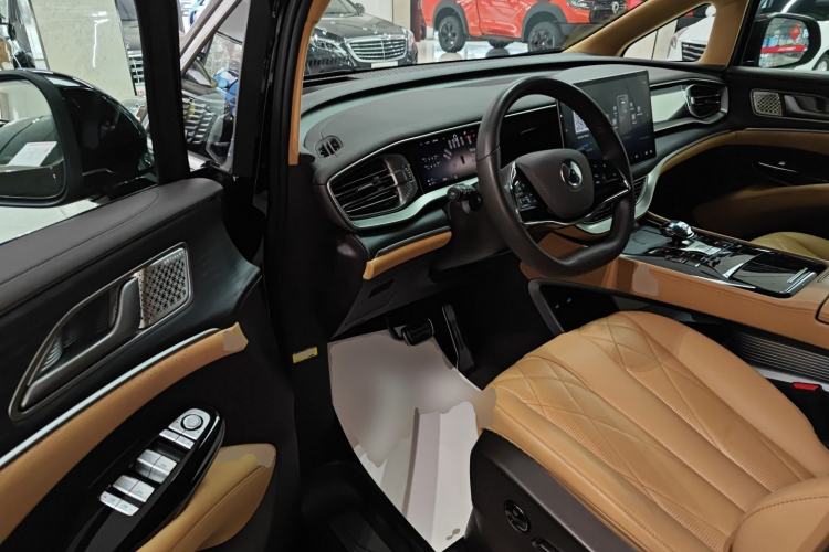 Used Denza D9 2025 DM-i Intelligent Drive 1020 Four-Wheel Drive Flagship Model
