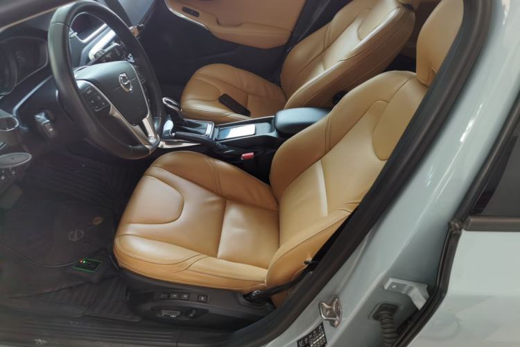 Used Volvo V40 2017 T3 Zhiyi Edition
