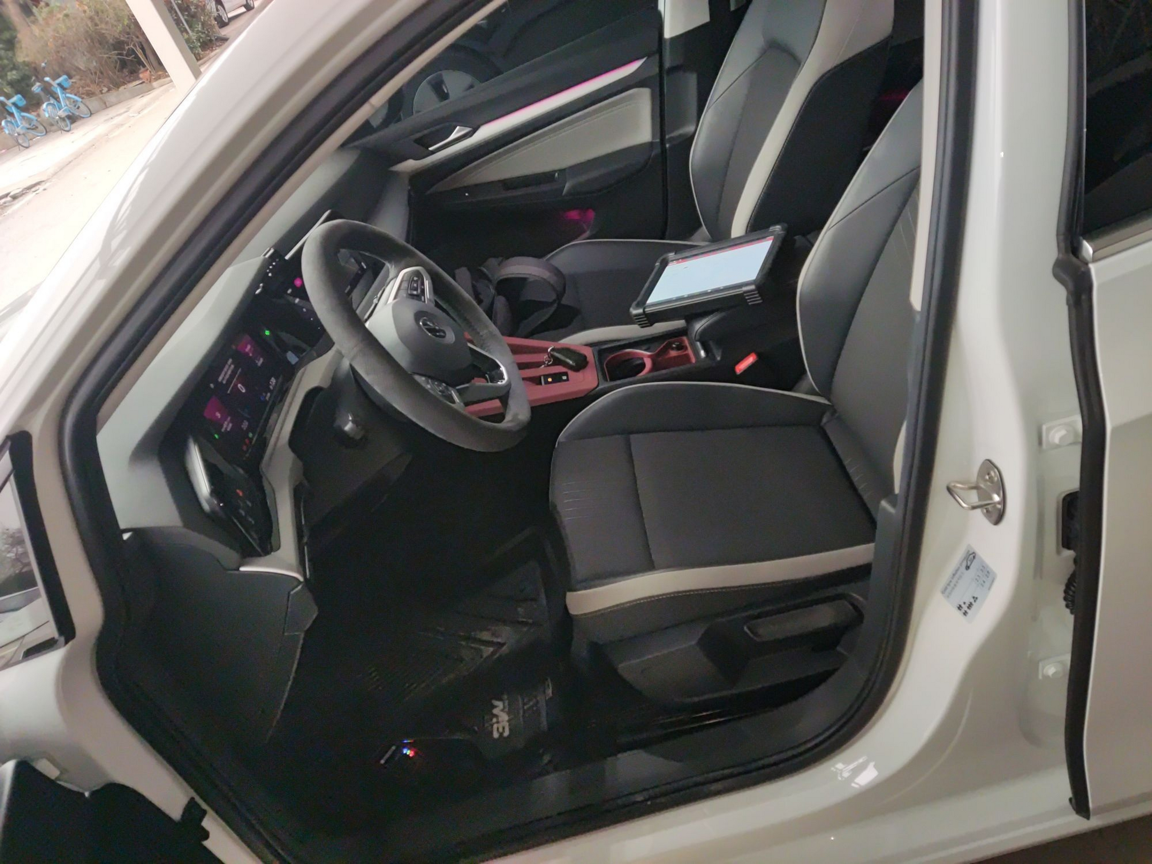 المقاعد الأمامية داخل السيارة