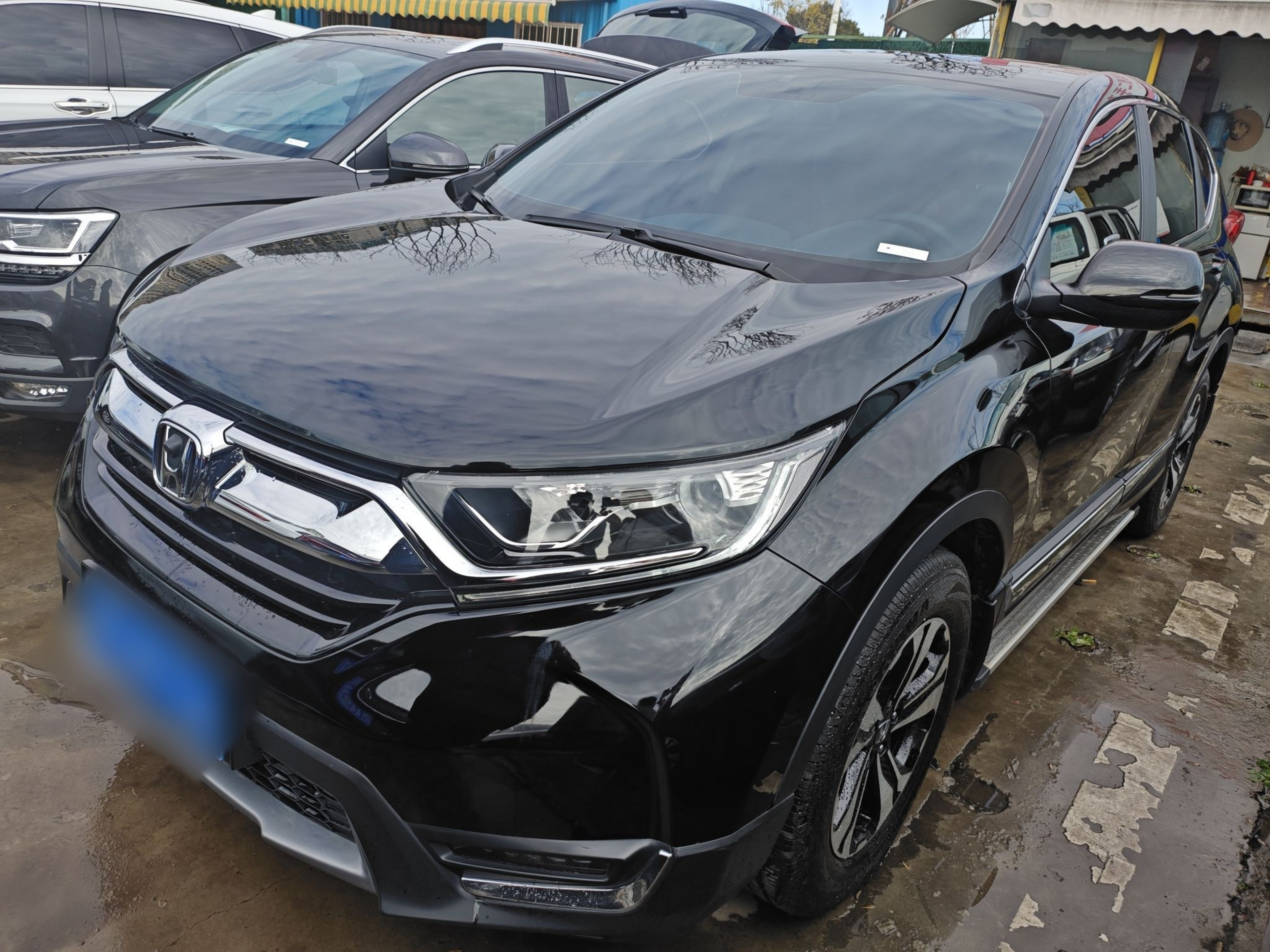 Под передней частью автомобиля