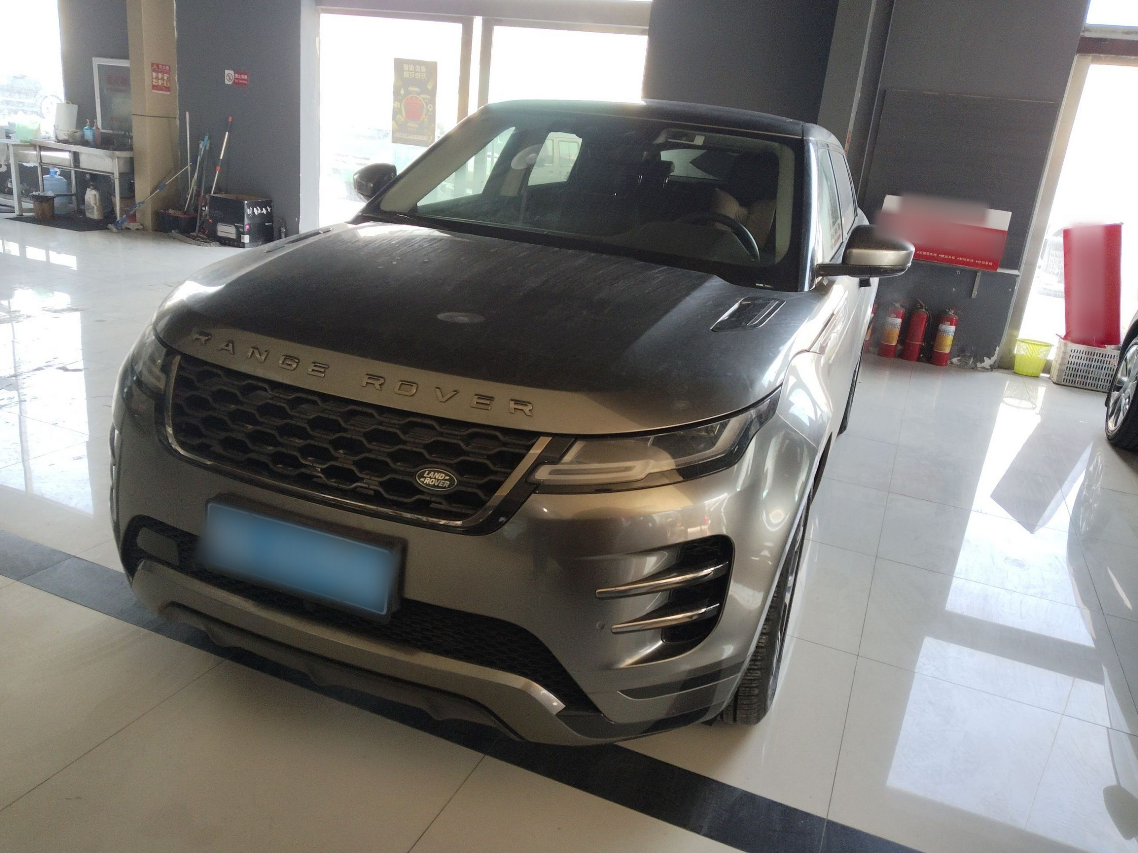 تحت مقدمة السيارة