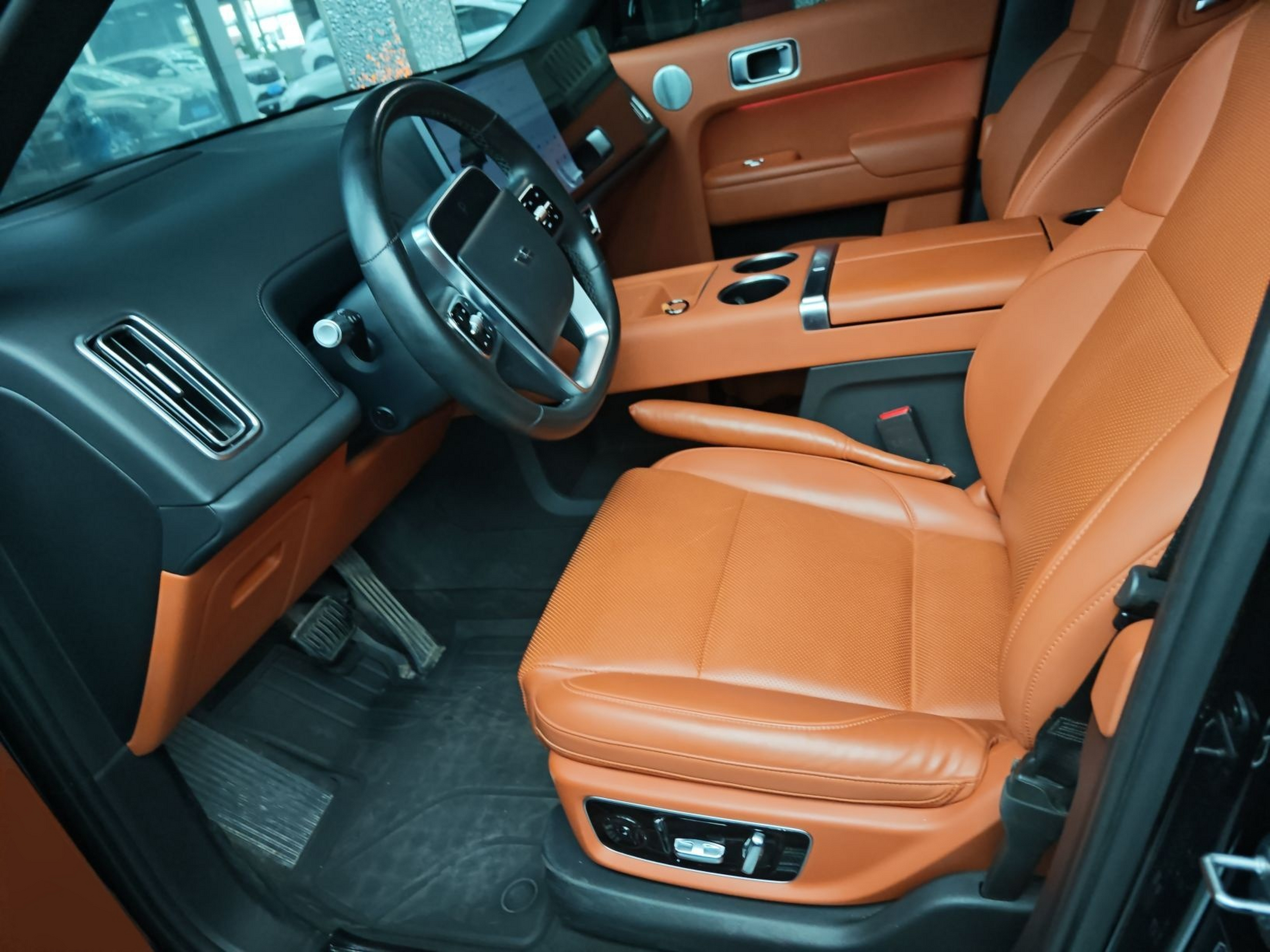 المقاعد الأمامية داخل السيارة