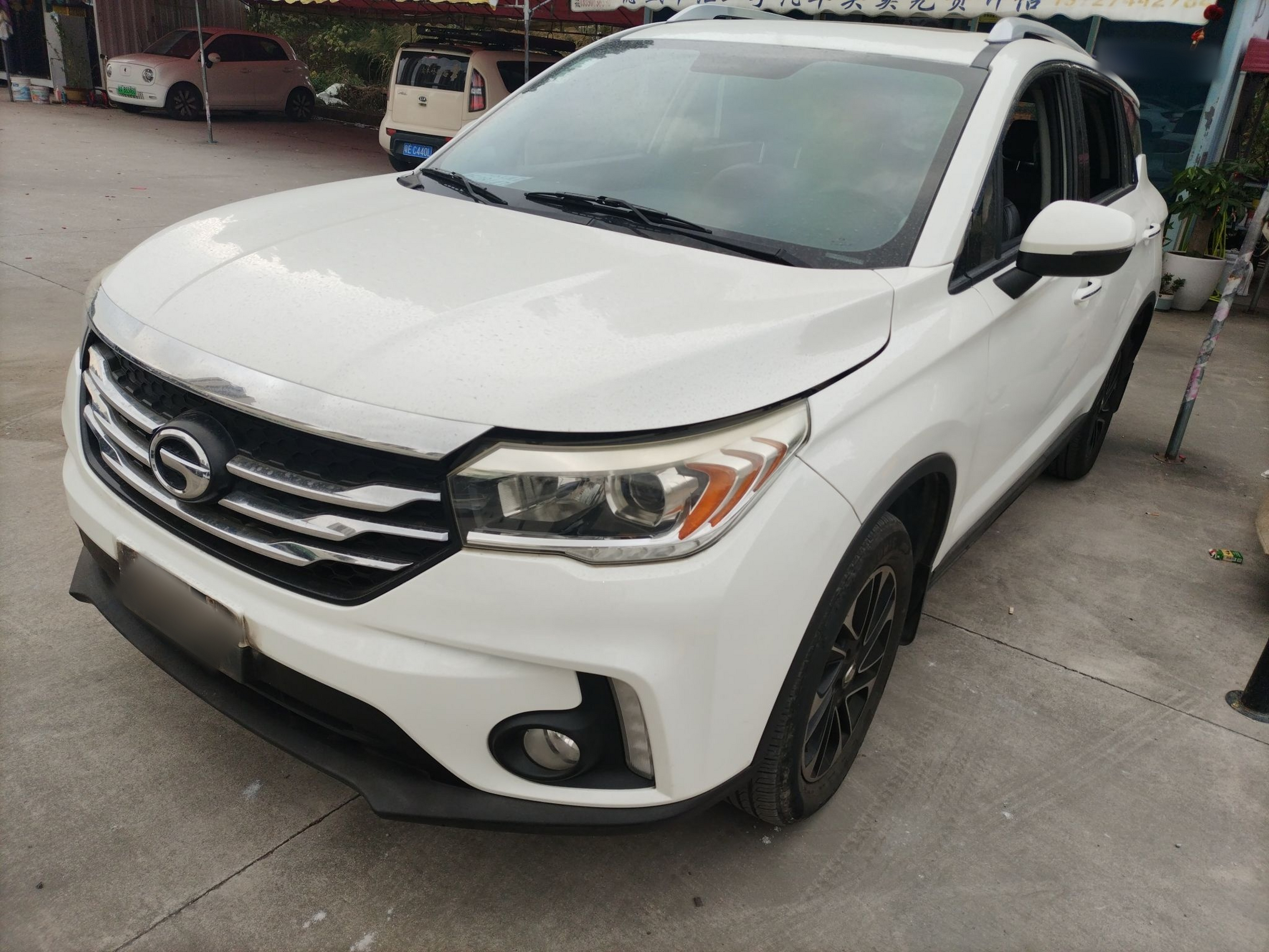 تحت مقدمة السيارة