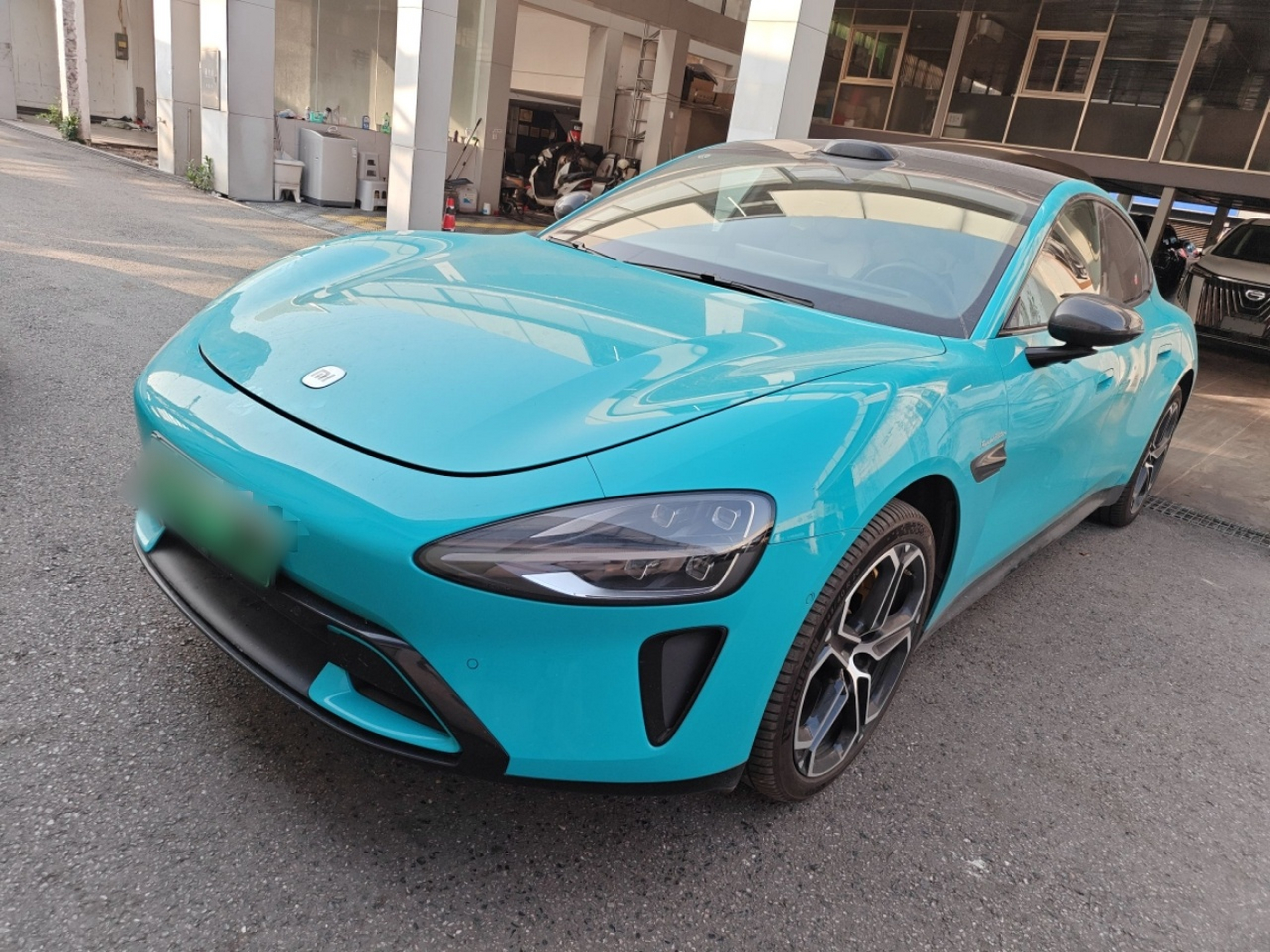 Под передней частью автомобиля