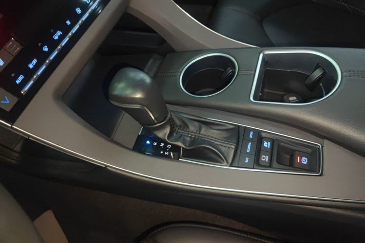 Used Toyota Avalon 2019 Dual-Engine 2.5L XLE Prestige Version China VI Standard