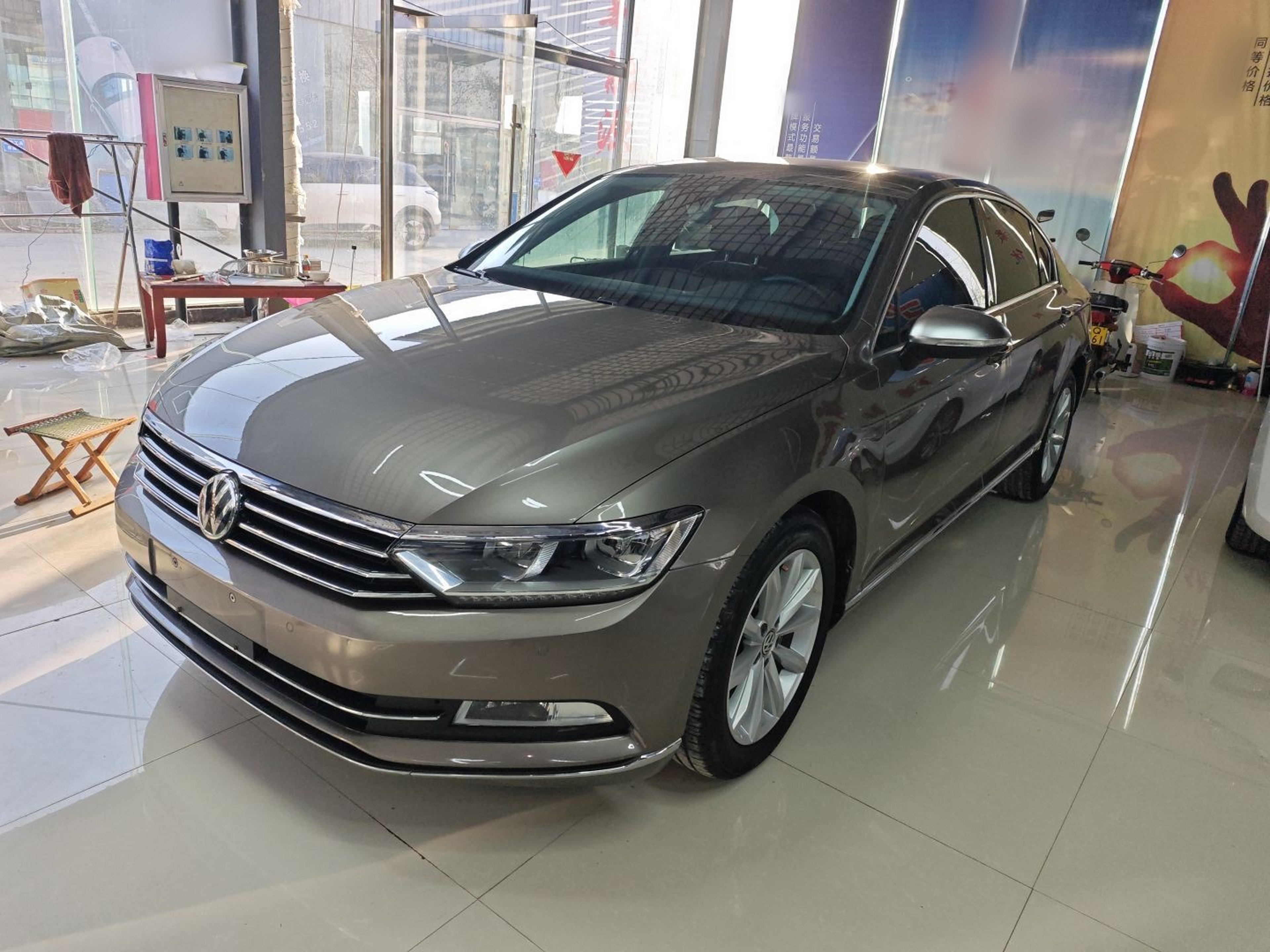 تحت مقدمة السيارة