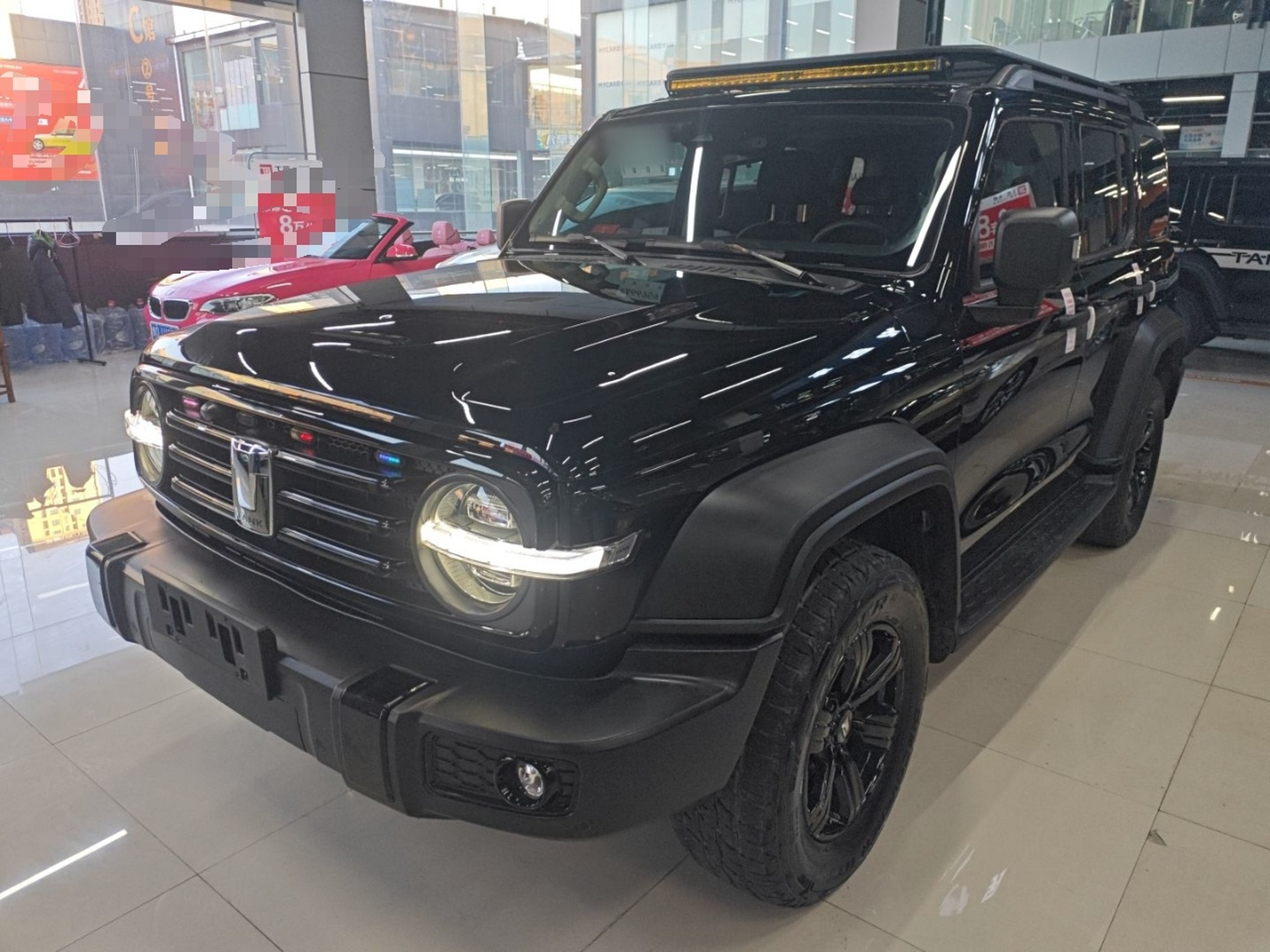 تحت مقدمة السيارة