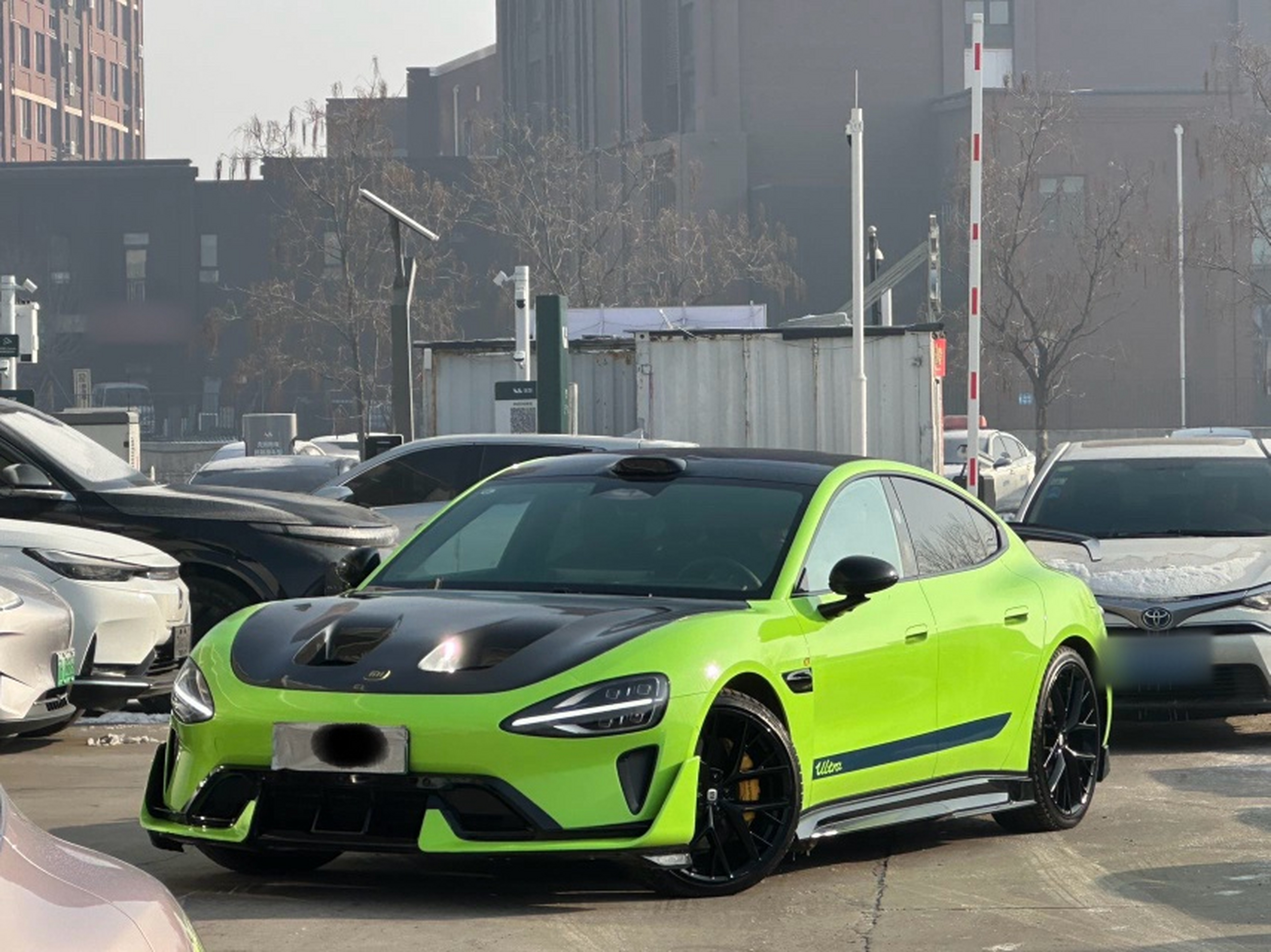 تحت مقدمة السيارة