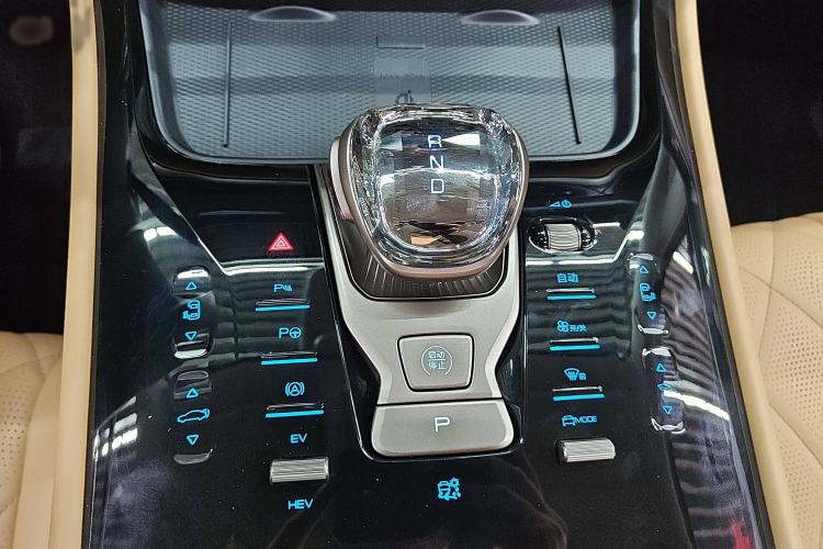 Used Denza D9 2022 DM-i 970 Four-Wheel Drive Flagship Model
