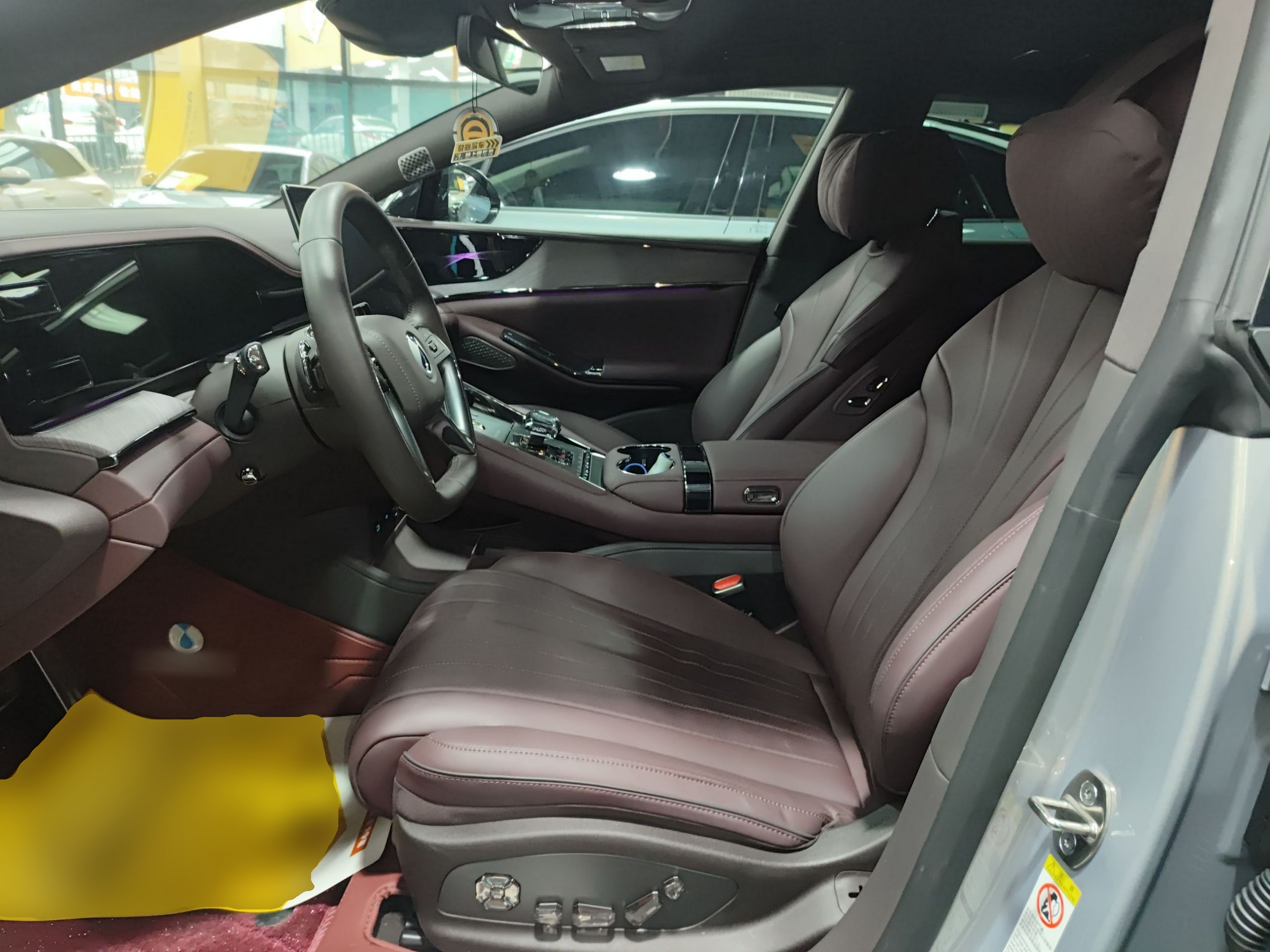 المقاعد الأمامية داخل السيارة