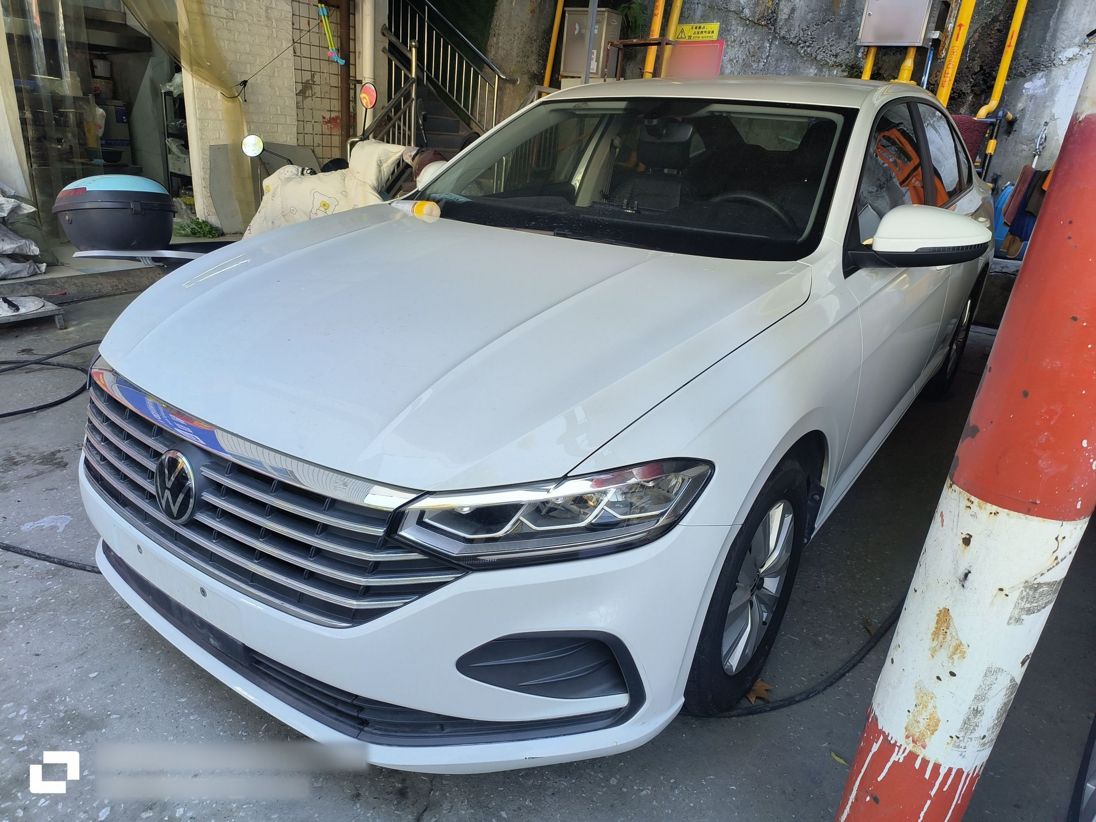 تحت مقدمة السيارة