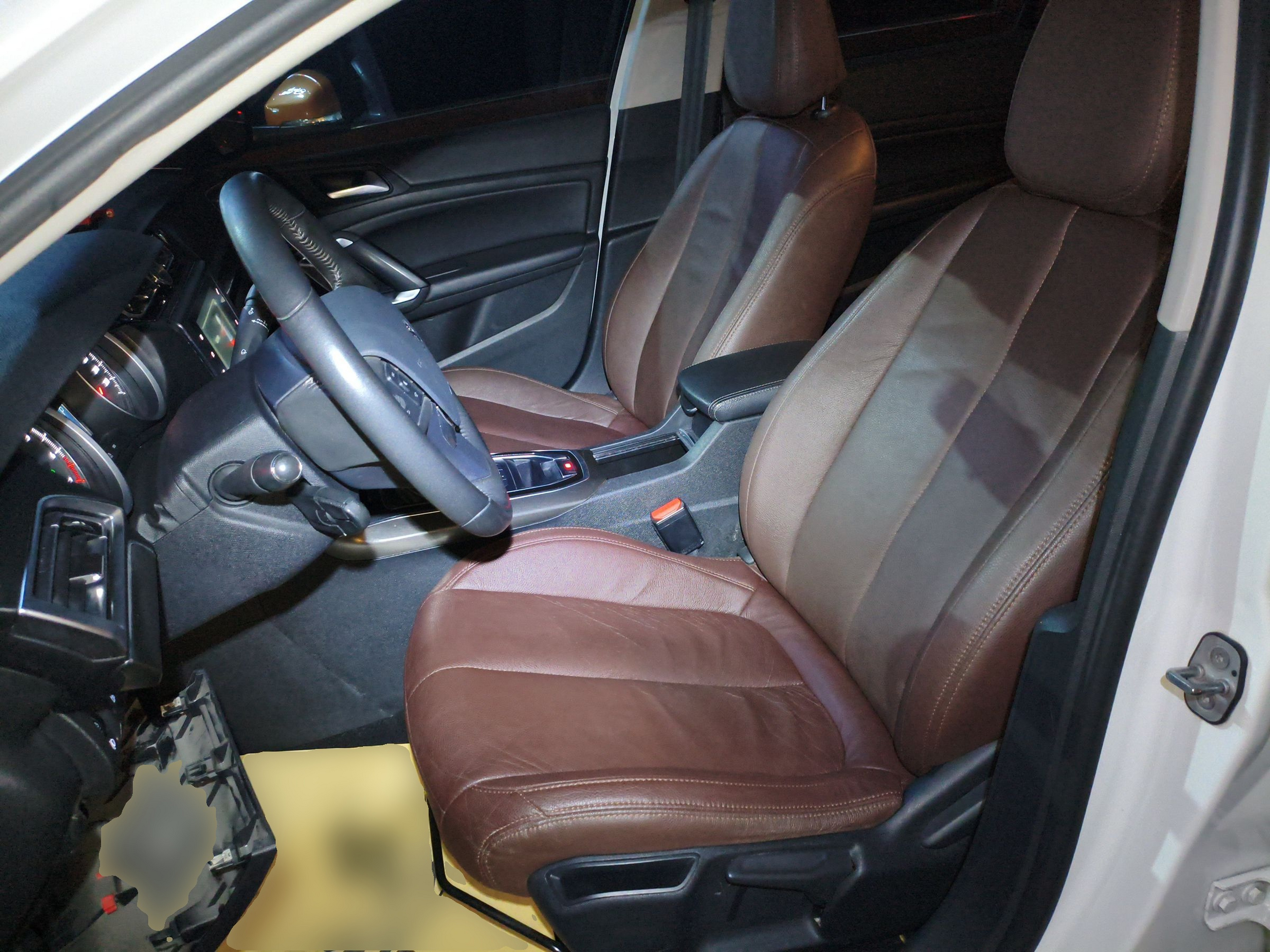 Переднее сиденье в автомобиле