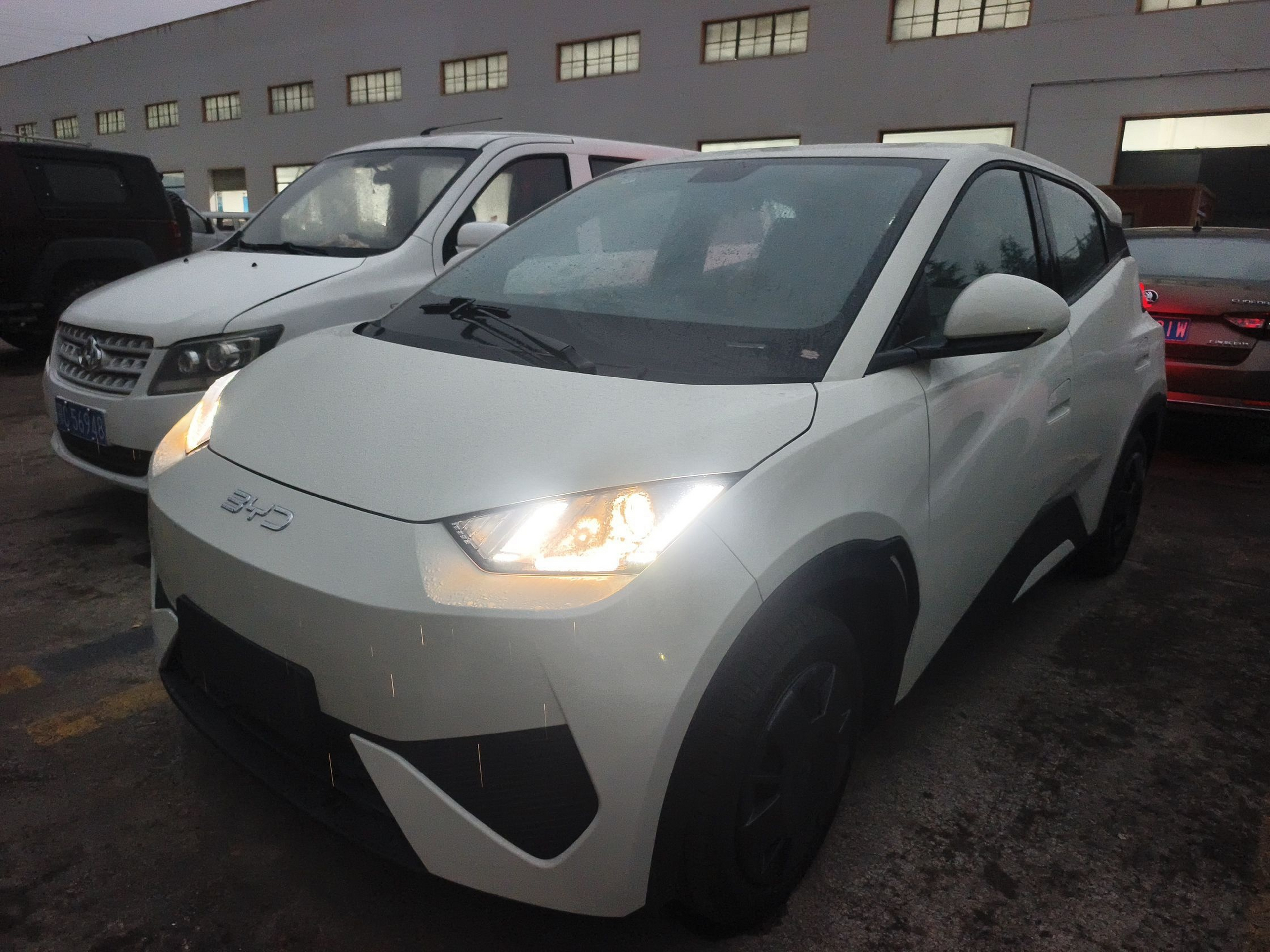 Под передней частью автомобиля