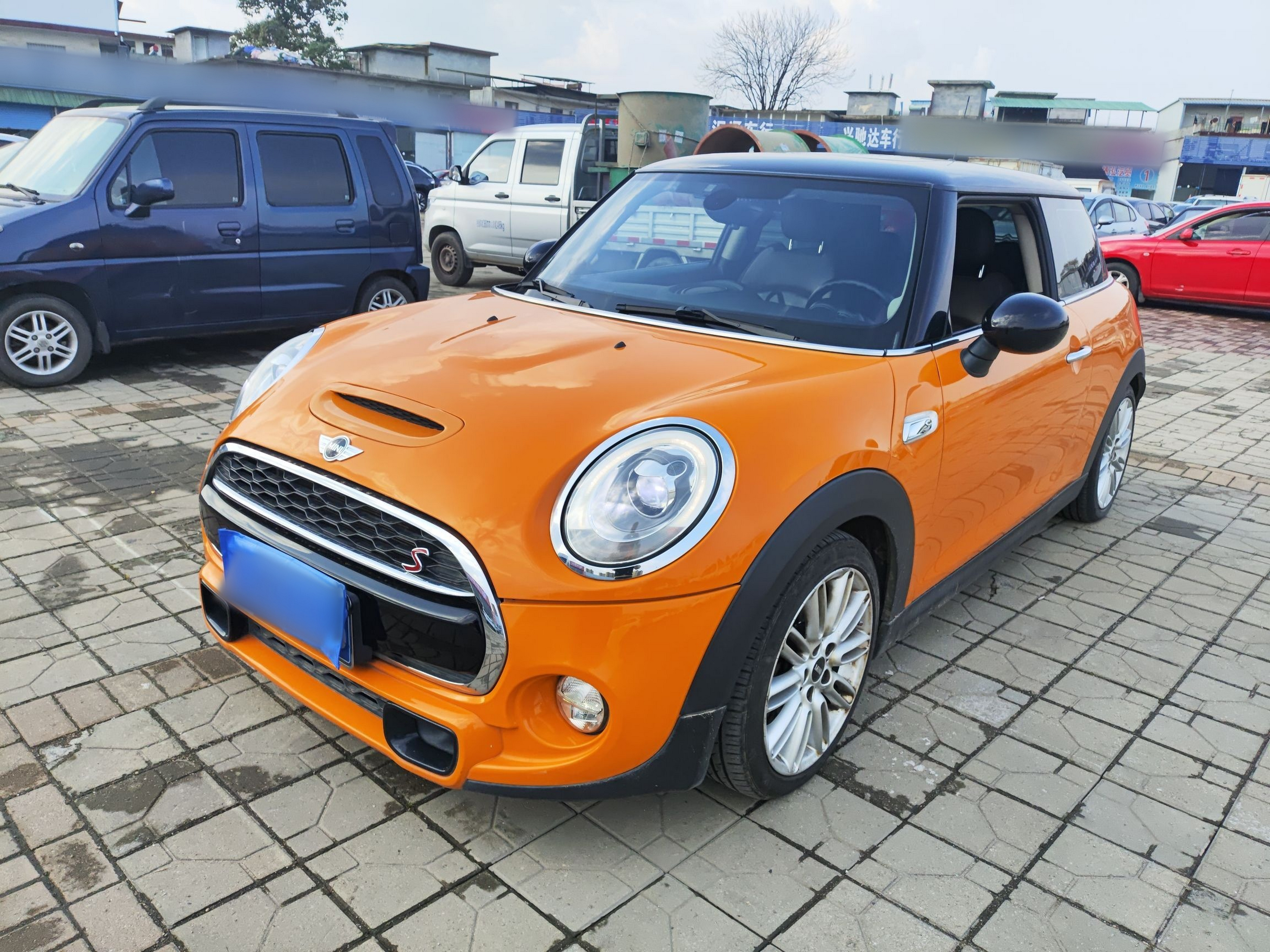 تحت مقدمة السيارة