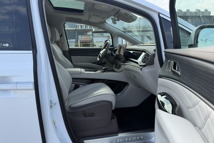 Used Denza D9 2022 DM-i 970 Four-Wheel Drive Prestige Model
