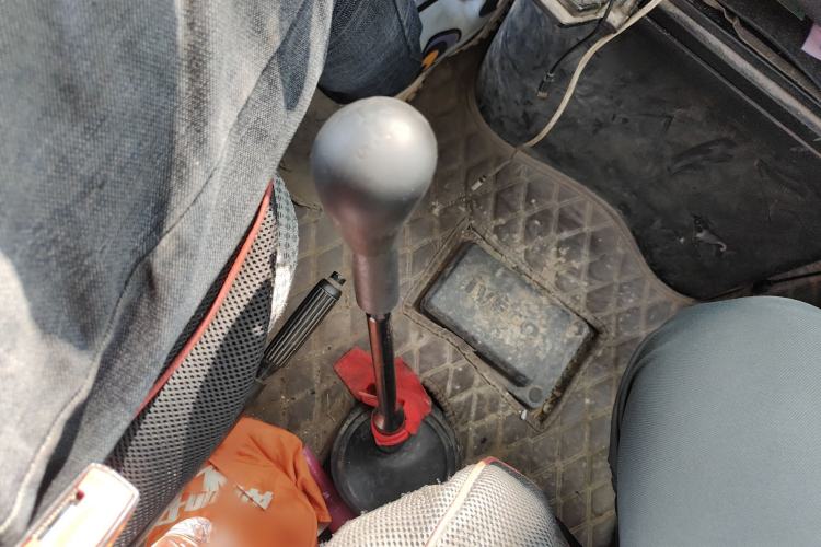 Used Iveco Daily 2021 2.5T A40 M1 Passenger Van 5-9 Seats Long Wheelbase Mid-Roof Design Dual Tires Manual Doors
