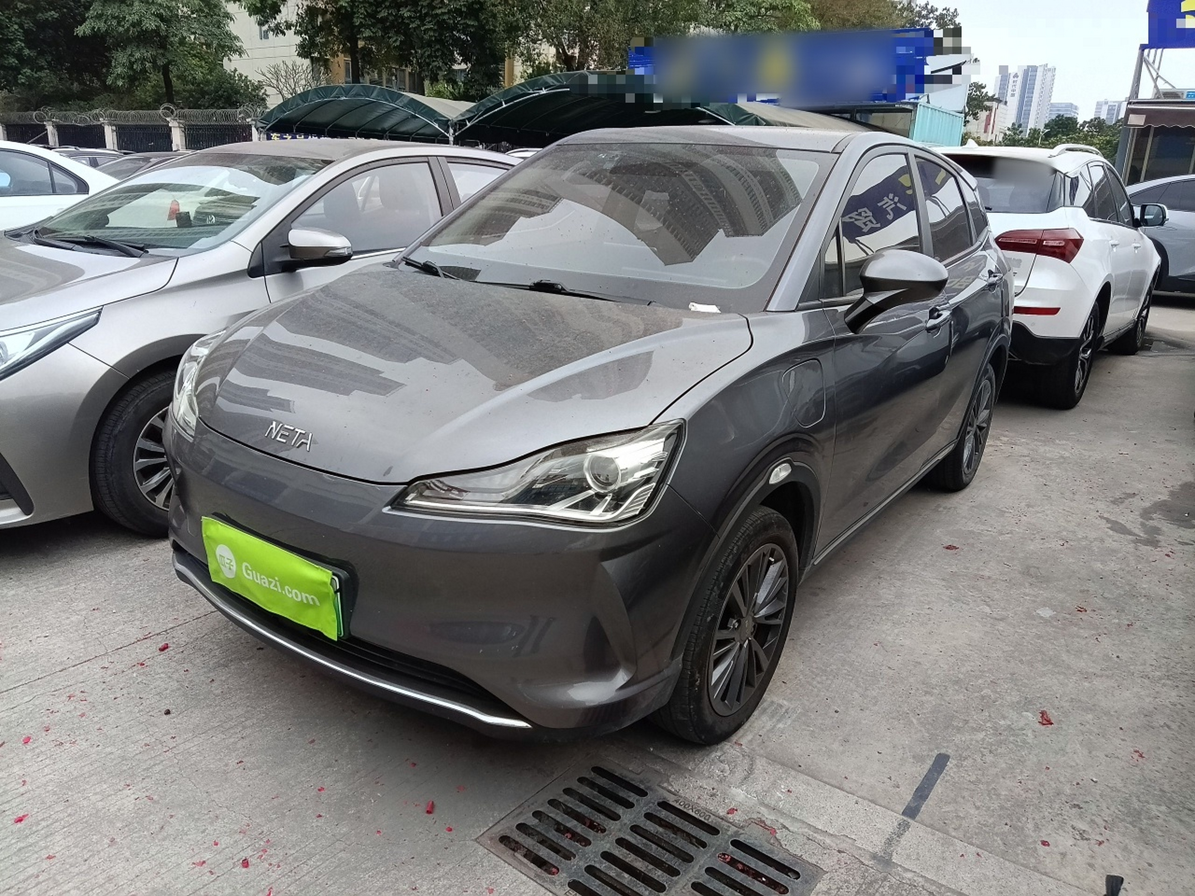 Под передней частью автомобиля