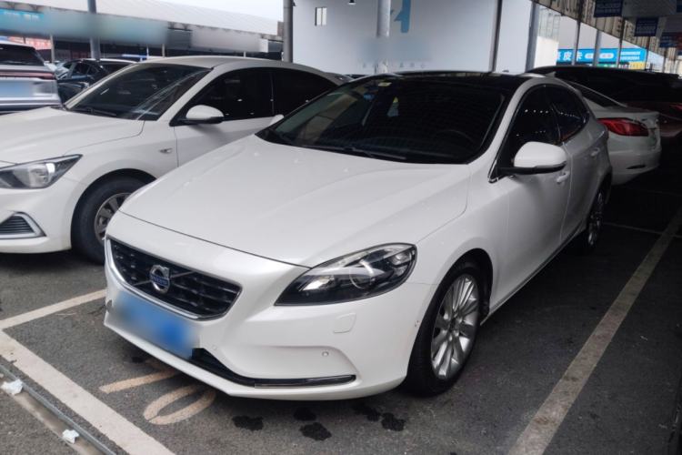 Used Volvo V40 2016 T4 Smart Luxury Edition