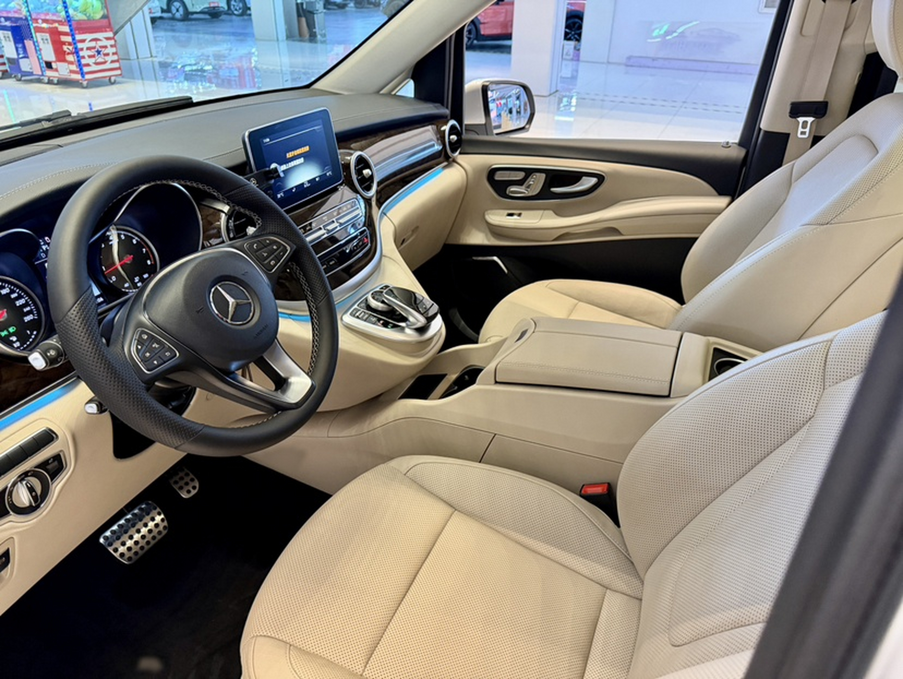 المقاعد الأمامية داخل السيارة